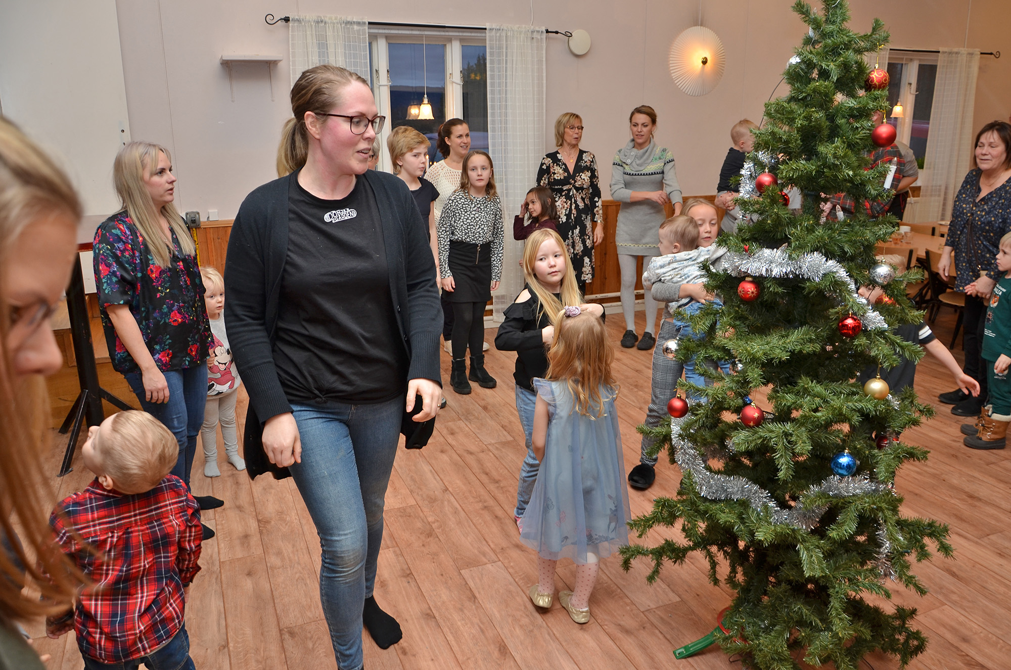 Röste.nu – Bygdens Nytt nr 1 2020 – Nyheter – Julgransplundring i Dönjegården