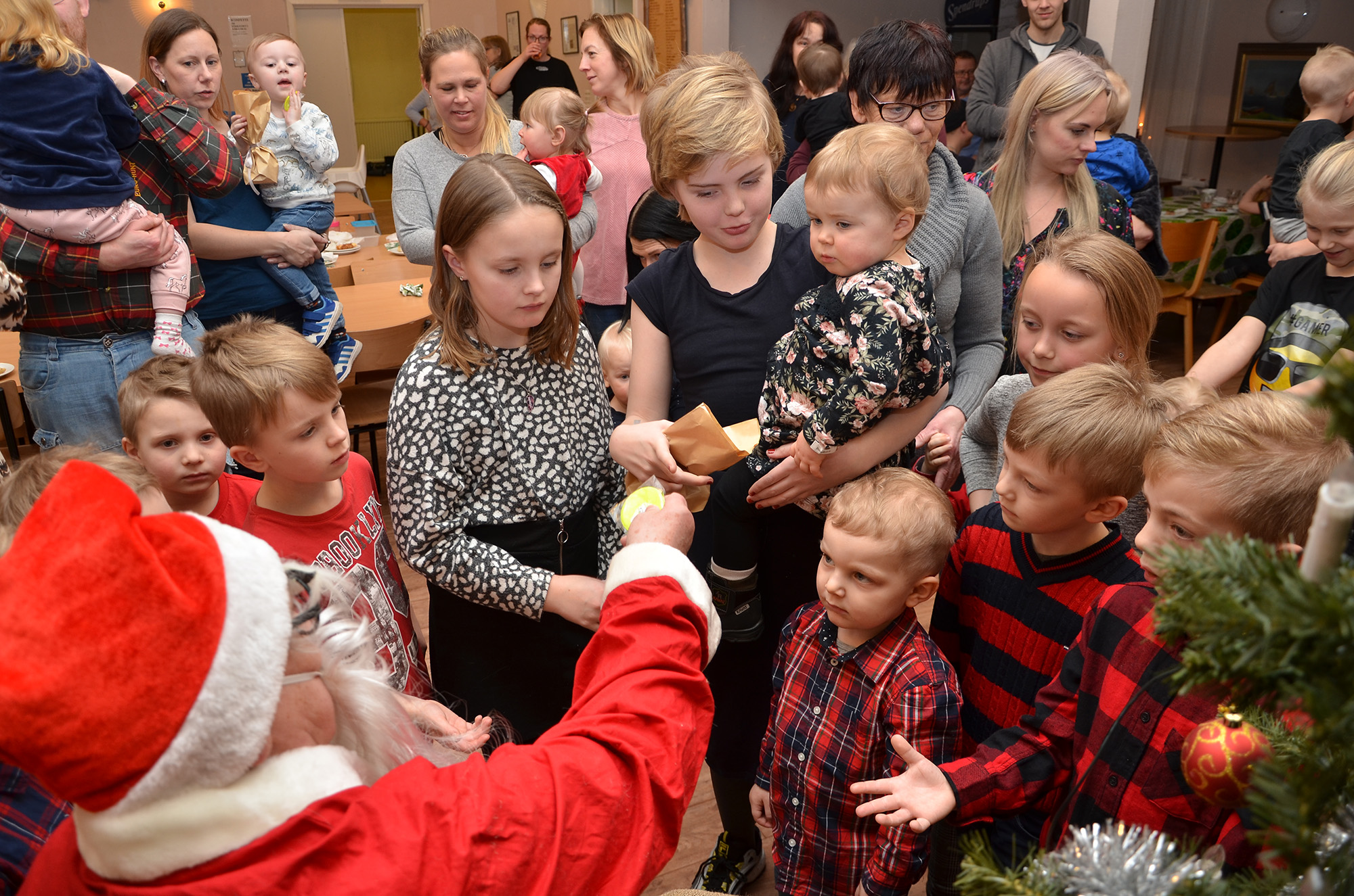 Röste.nu – Bygdens Nytt nr 1 2020 – Nyheter – Julgransplundring i Dönjegården