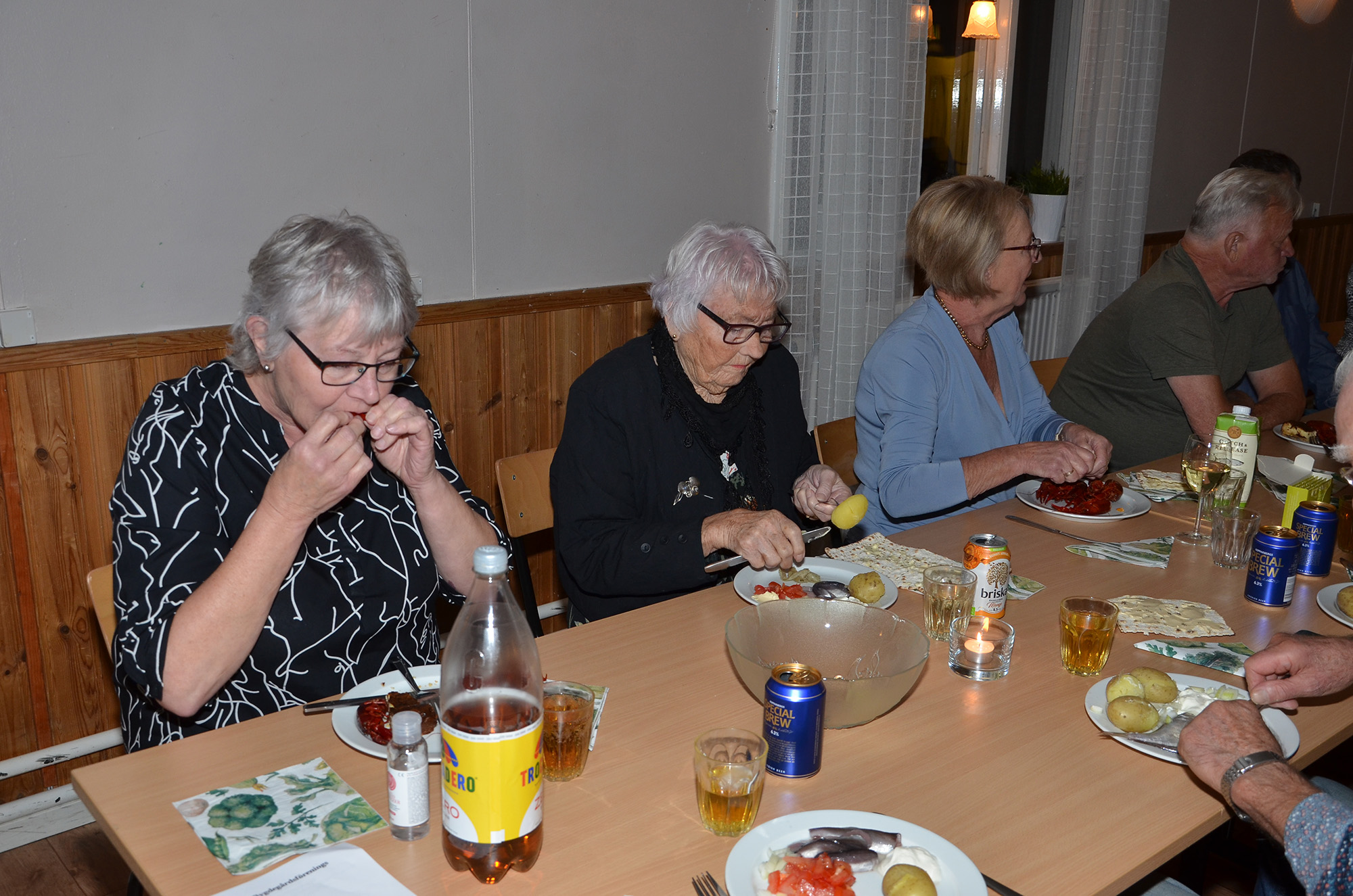 Röste.nu – Bygdens Nytt nr 2 2021 – Nyheter – Kräft- och surströmmingsfest i Dönjegården