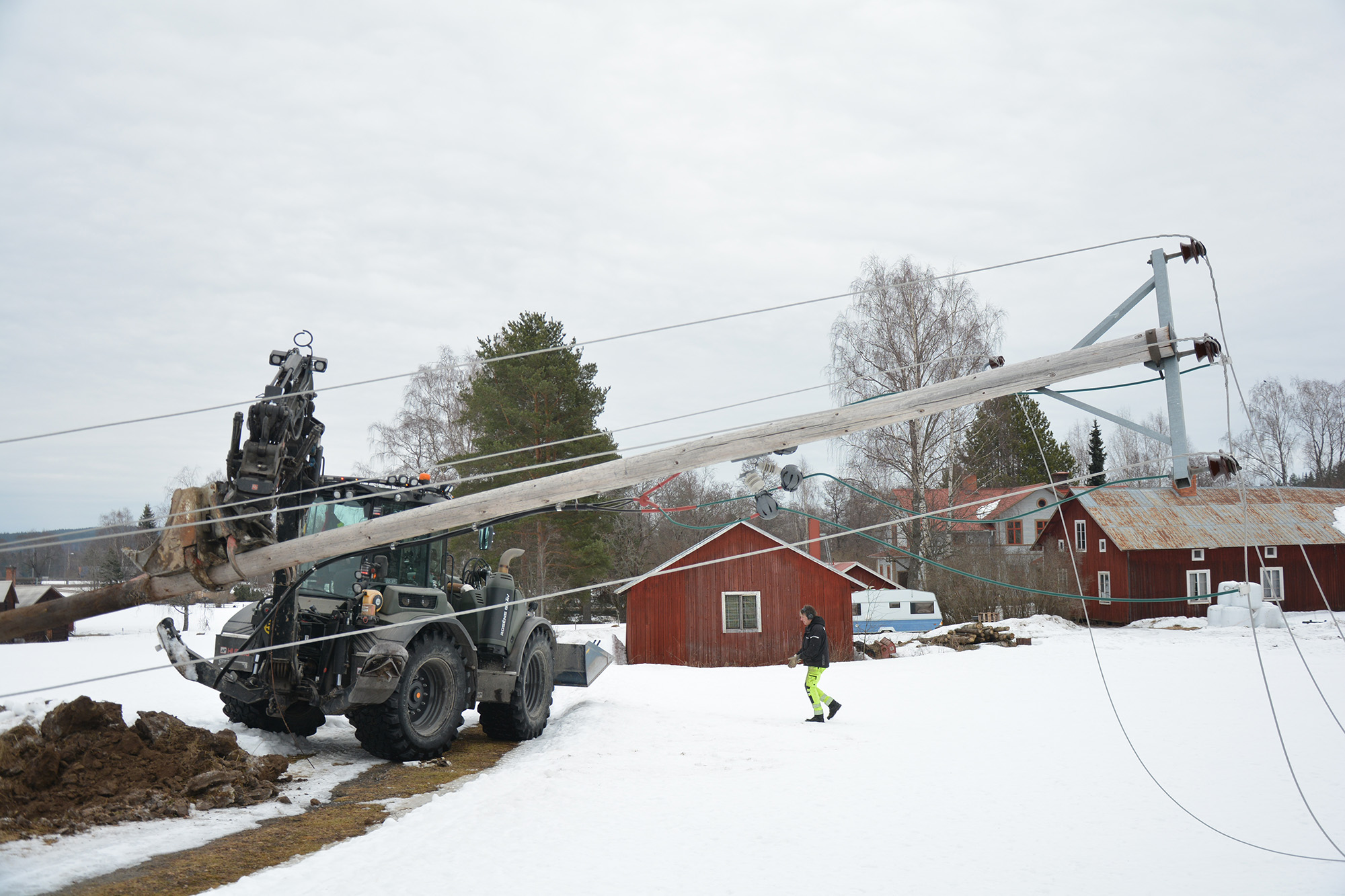 Röste.nu – Bygdens Nytt nr 2 2024 – Nyheter – Stolpe ut i Röste – Gamla kraftledningsstolpar fälldes