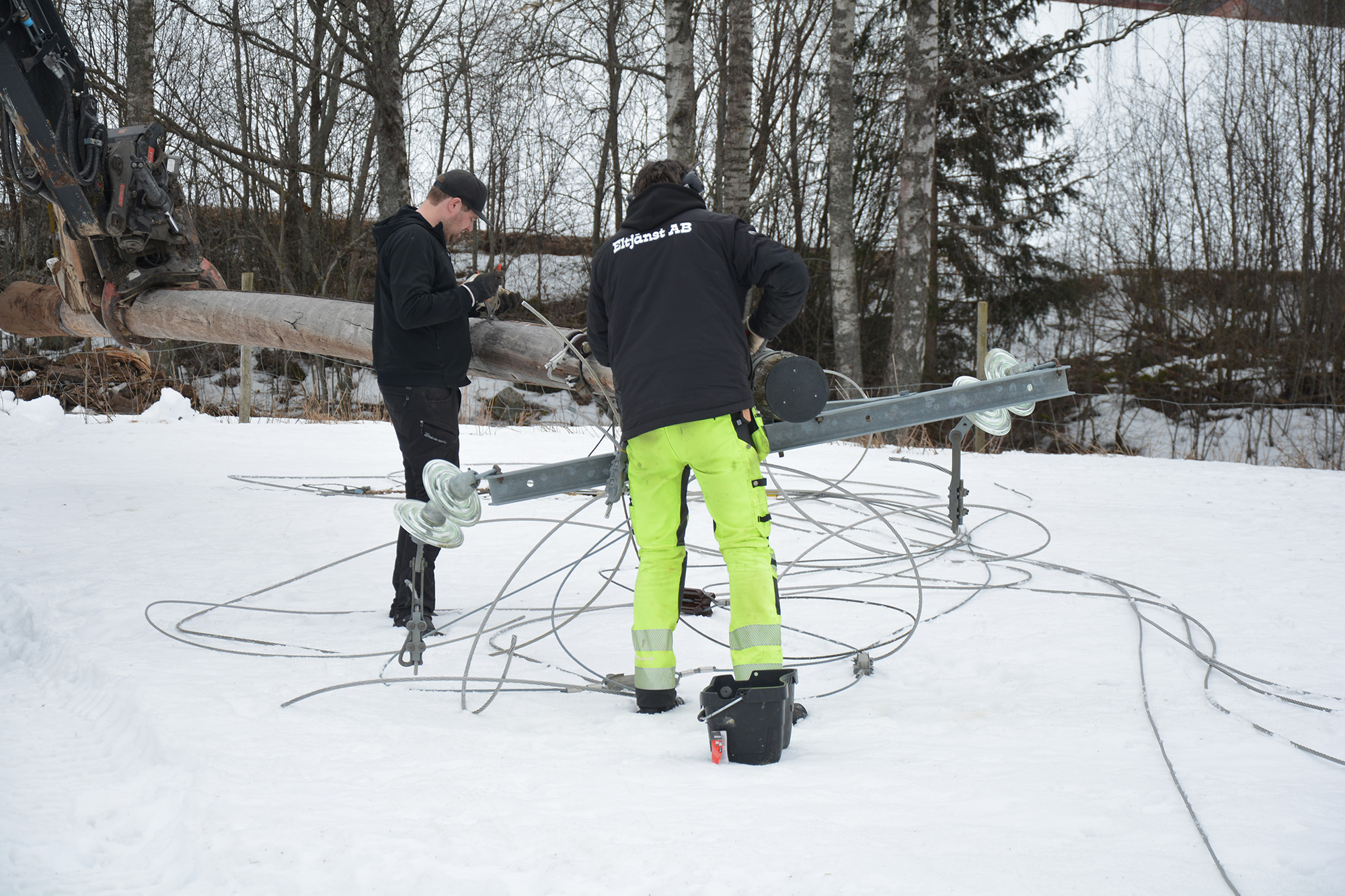 Röste.nu – Bygdens Nytt nr 2 2024 – Nyheter – Stolpe ut i Röste – Gamla kraftledningsstolpar fälldes