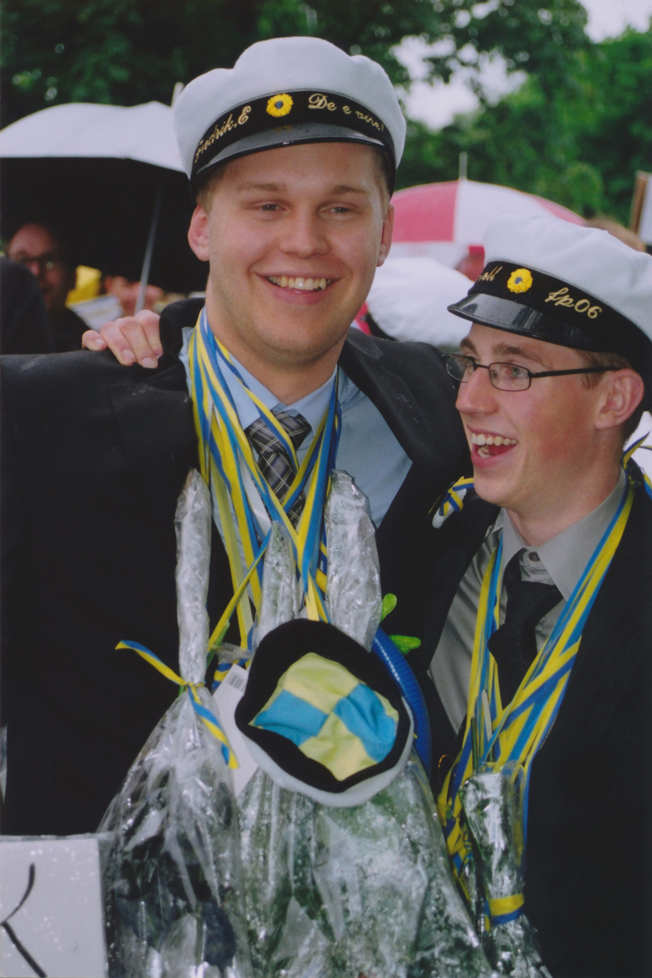 Röste.nu – Bygdens Nytt nr 3 2009 – Nyheter – Studentglädje trots regnet