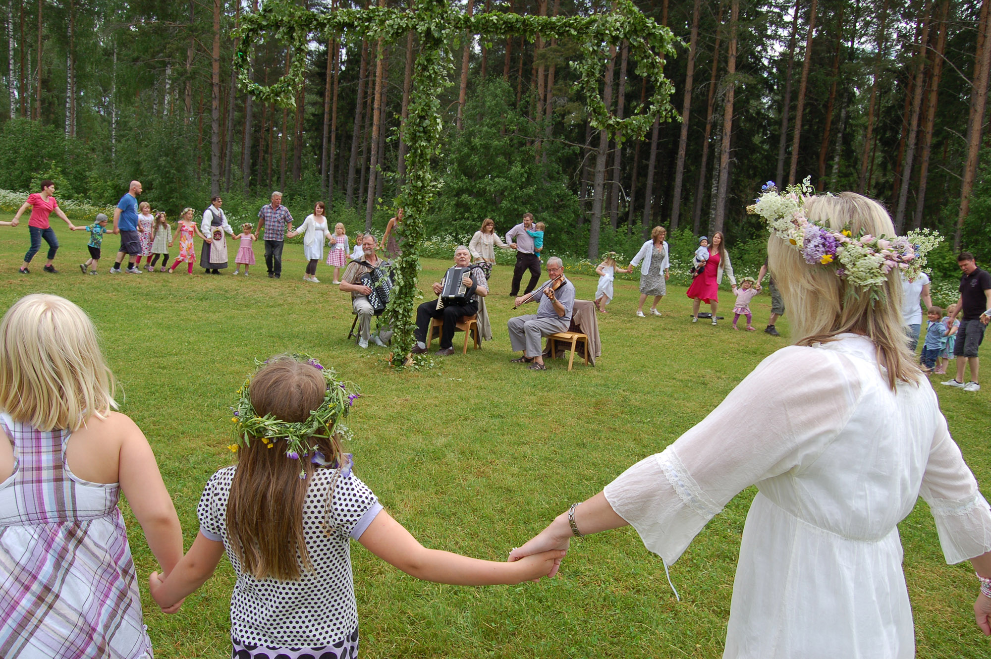Röste.nu – Bygdens Nytt nr 4 2010 – Nyheter – Midsommarfirande vid Dönjegården