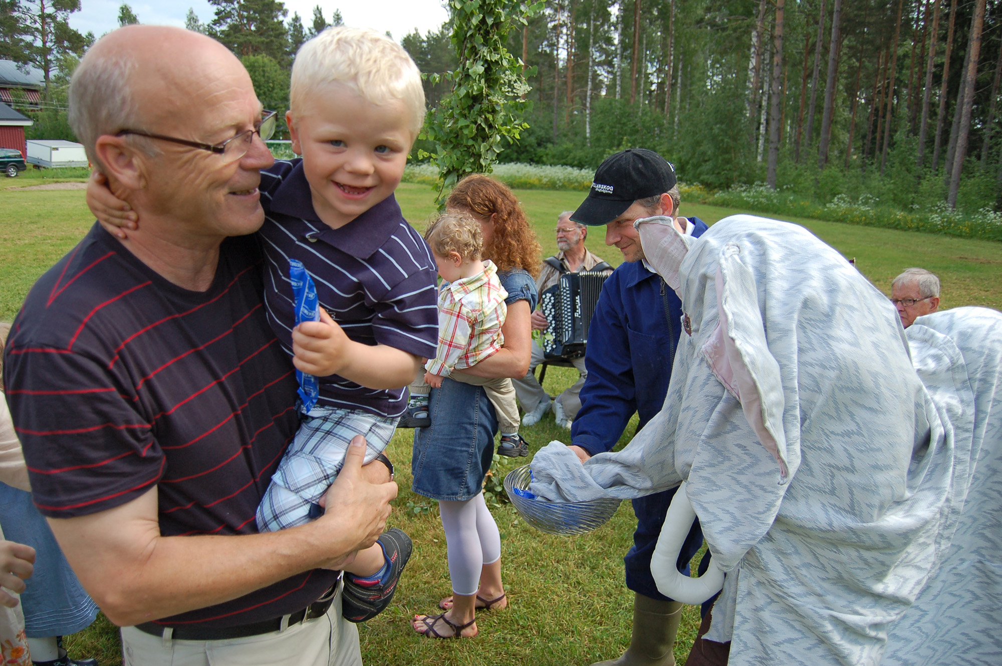 Röste.nu – Bygdens Nytt nr 4 2010 – Nyheter – Midsommarfirande vid Dönjegården