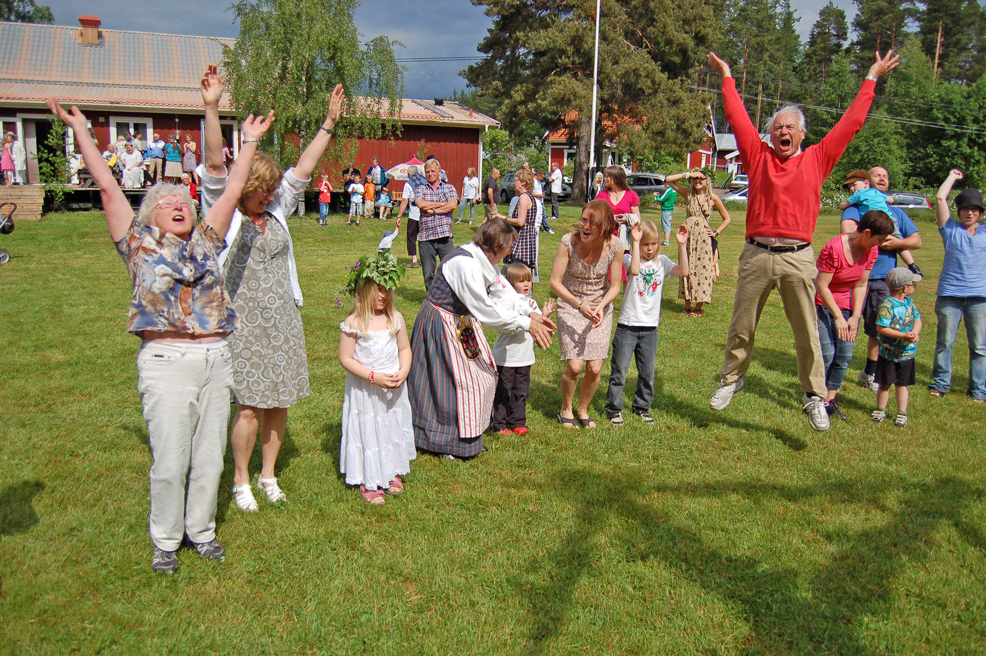 Röste.nu – Bygdens Nytt nr 4 2010 – Nyheter – Midsommarfirande vid Dönjegården