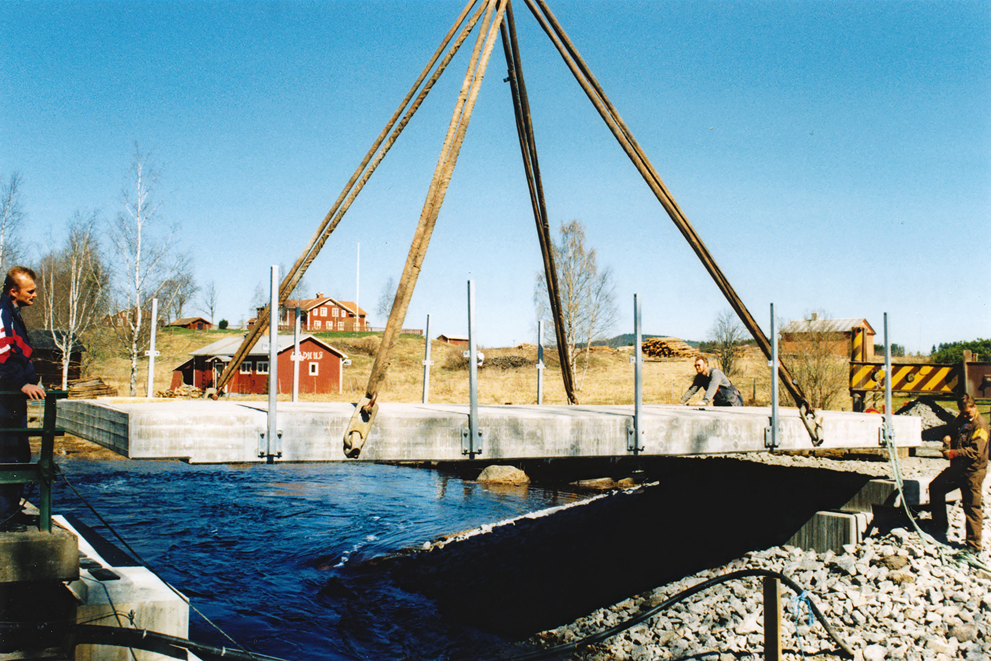 Röste.nu – Bygdens Nytt nr 4 2010 – Nyheter – Så fick Röste ny bro över ån