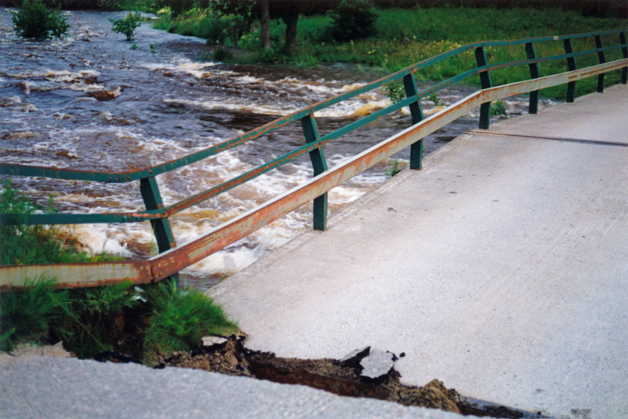 Röste.nu – Bygdens Nytt nr 4 2010 – Nyheter – Så fick Röste ny bro över ån