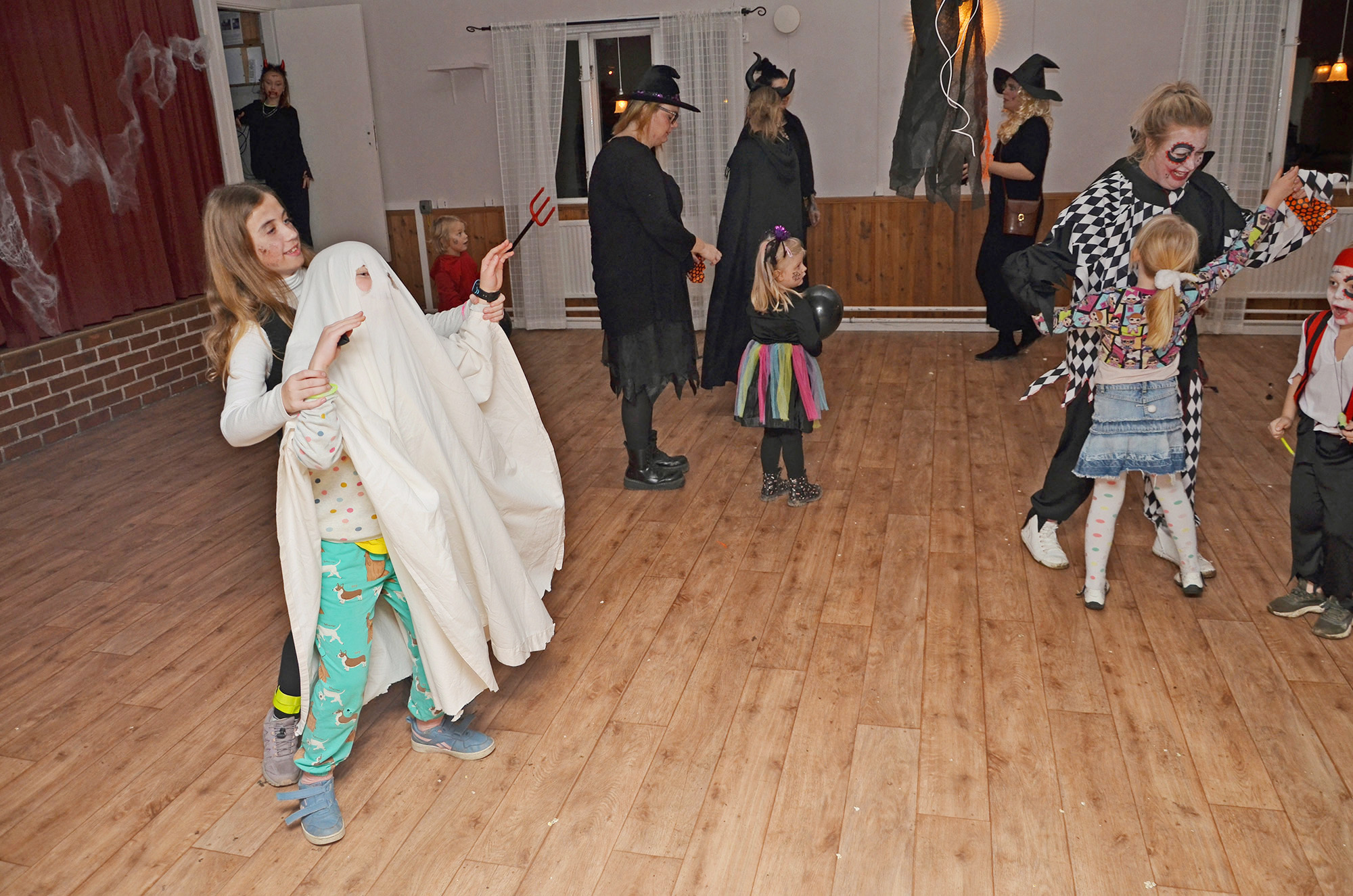 Röste.nu – Bygdens Nytt nr 4 2022 – Nyheter – Gastkramande Halloweendisco i Dönjegården