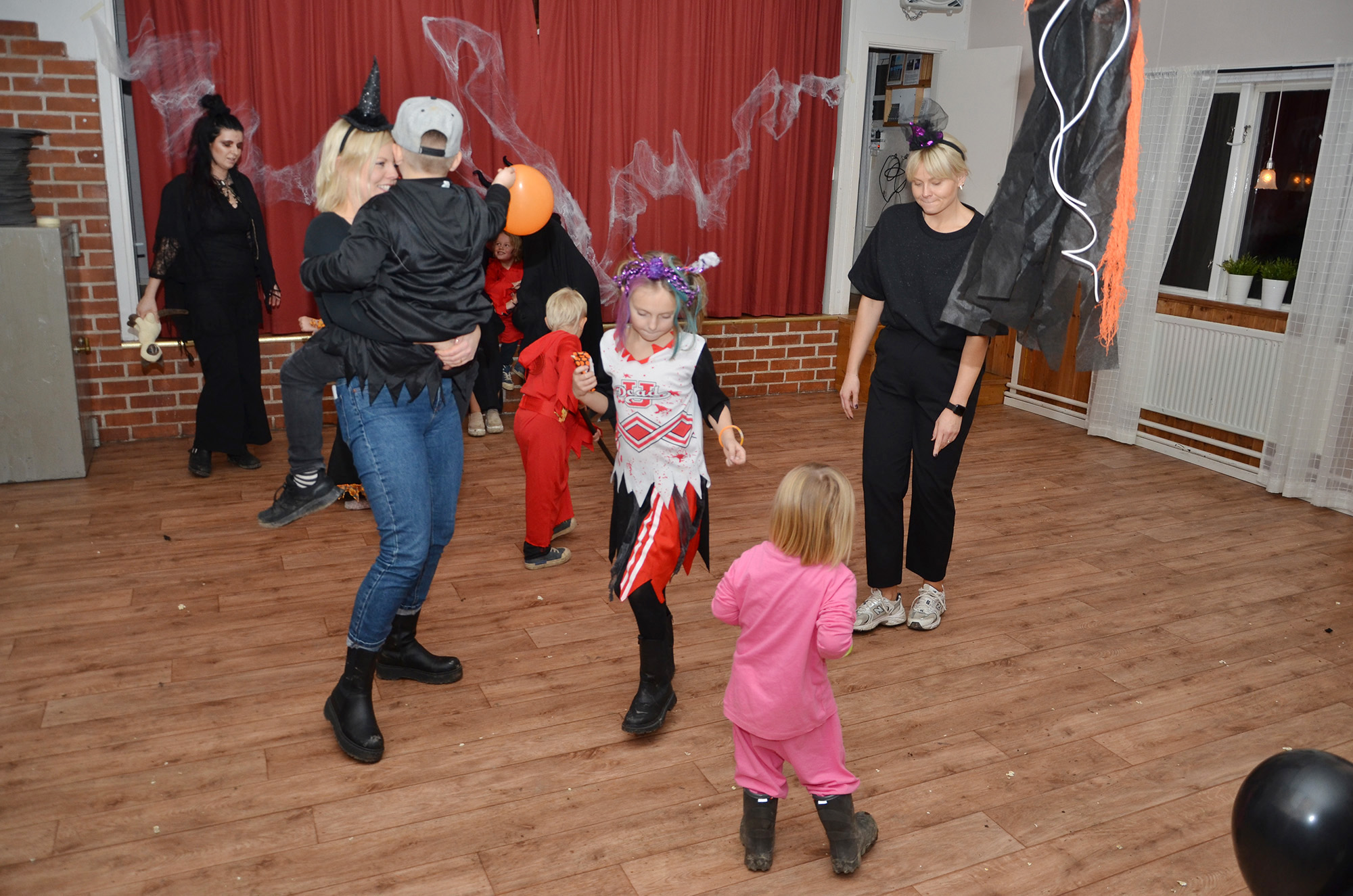 Röste.nu – Bygdens Nytt nr 4 2022 – Nyheter – Gastkramande Halloweendisco i Dönjegården