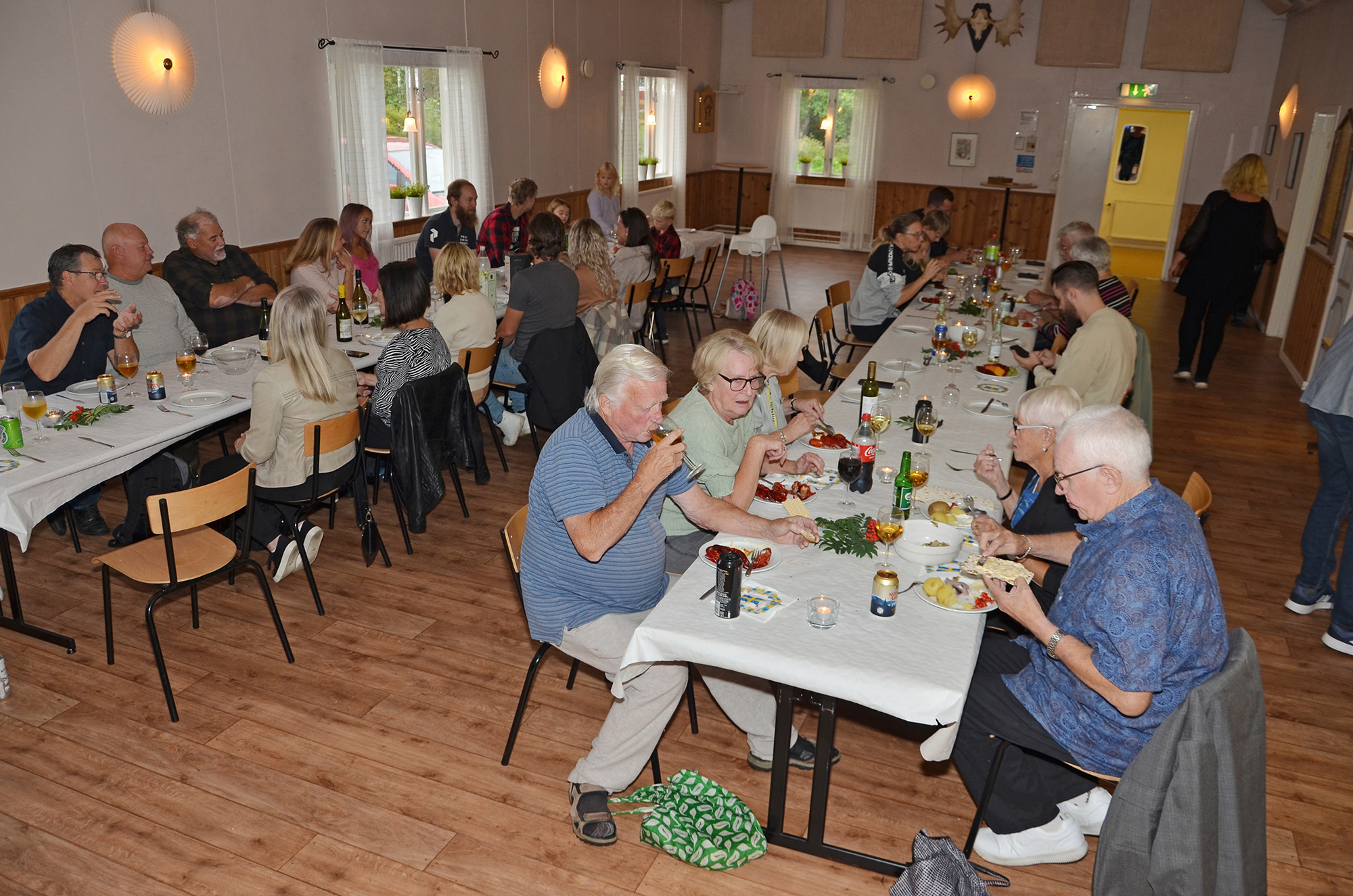 Röste.nu – Bygdens Nytt nr 4 2023 – Nyheter – Kräft- och surströmmingsfest i Dönjegården