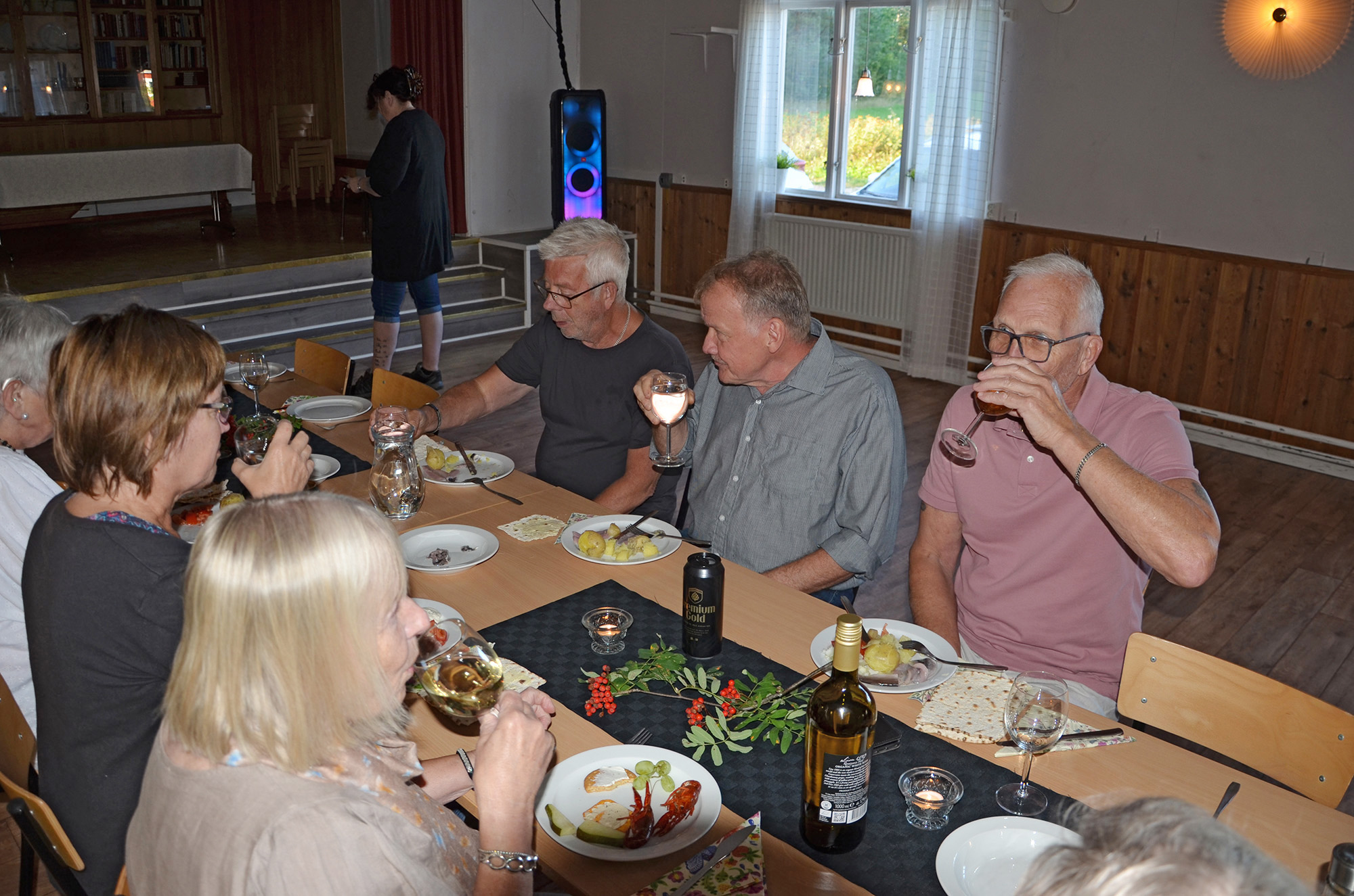 Röste.nu – Bygdens Nytt nr 4 2024 – Nyheter – Kräftor och surströmming för tionde gången i Dönjegården