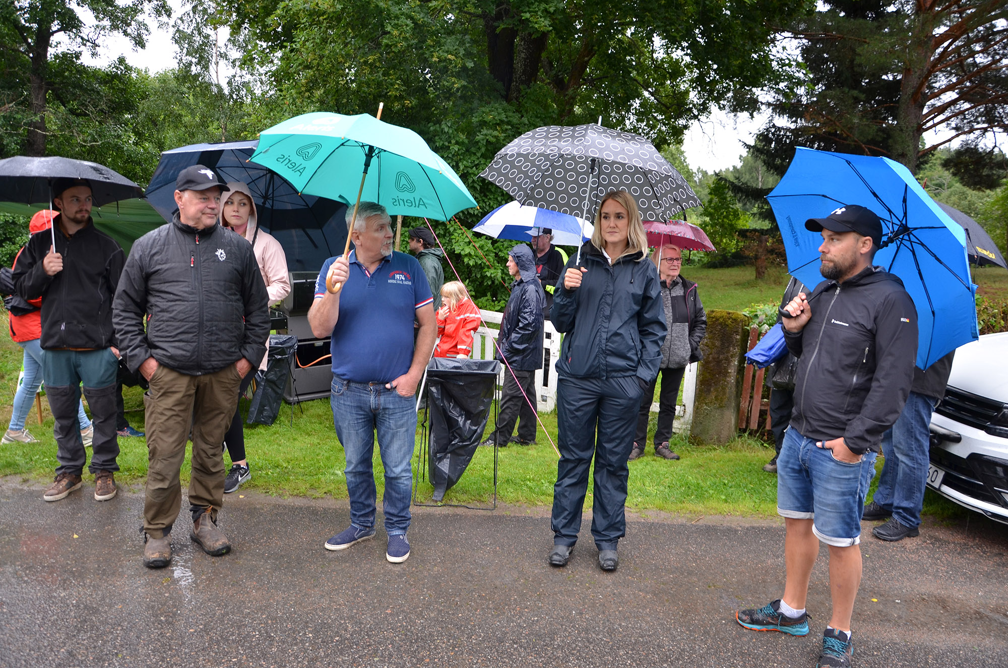 Röste.nu – Ankrace i Galvån 20220806 – publik med paraplyer