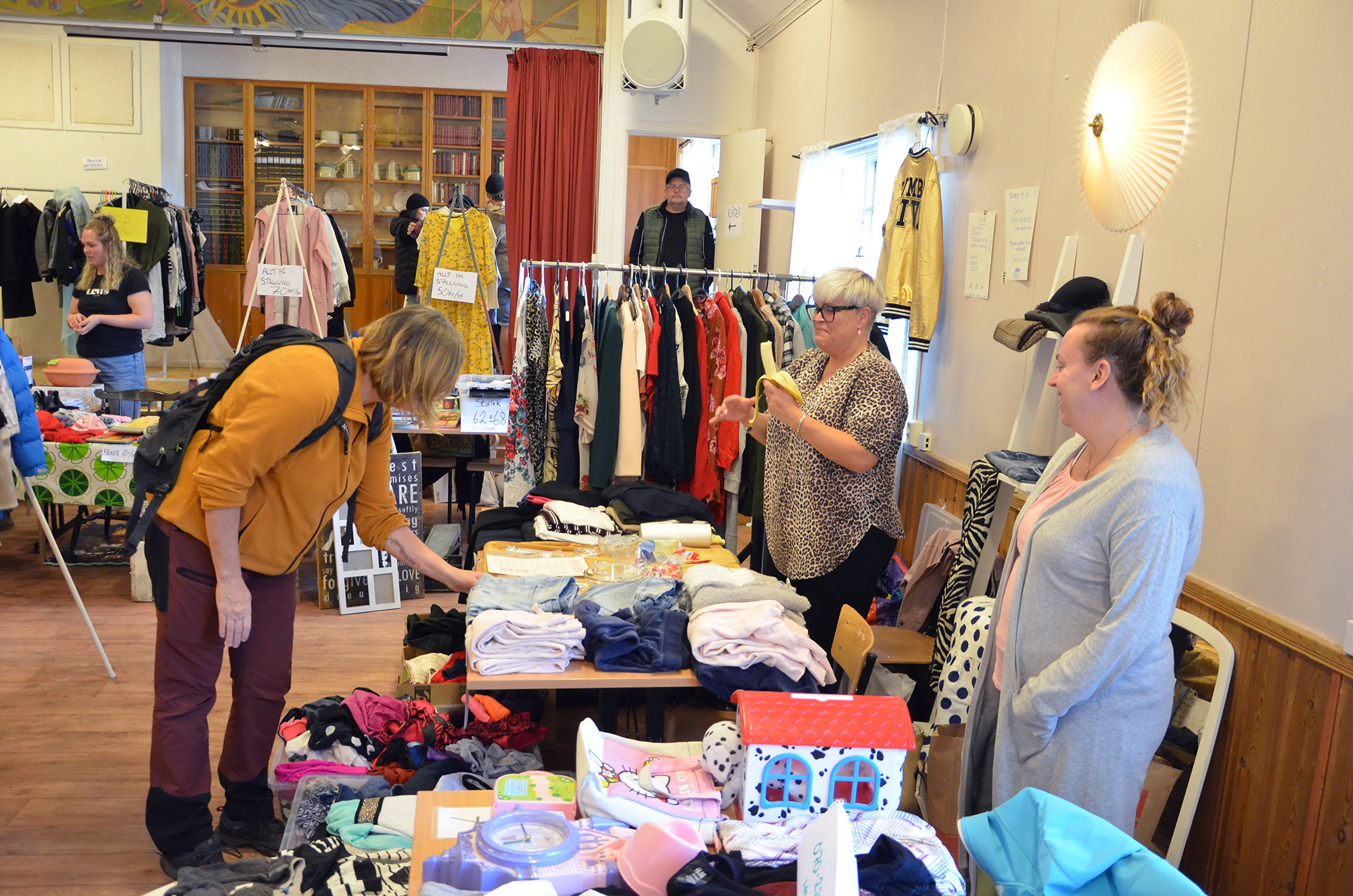 Röste.nu – Nyheter – Digert utbud på loppmarknad i Röste 2021