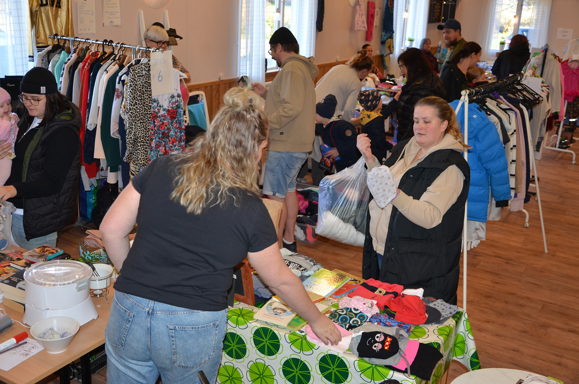 Röste.nu – Nyheter – Digert utbud på loppmarknad i Röste 2021