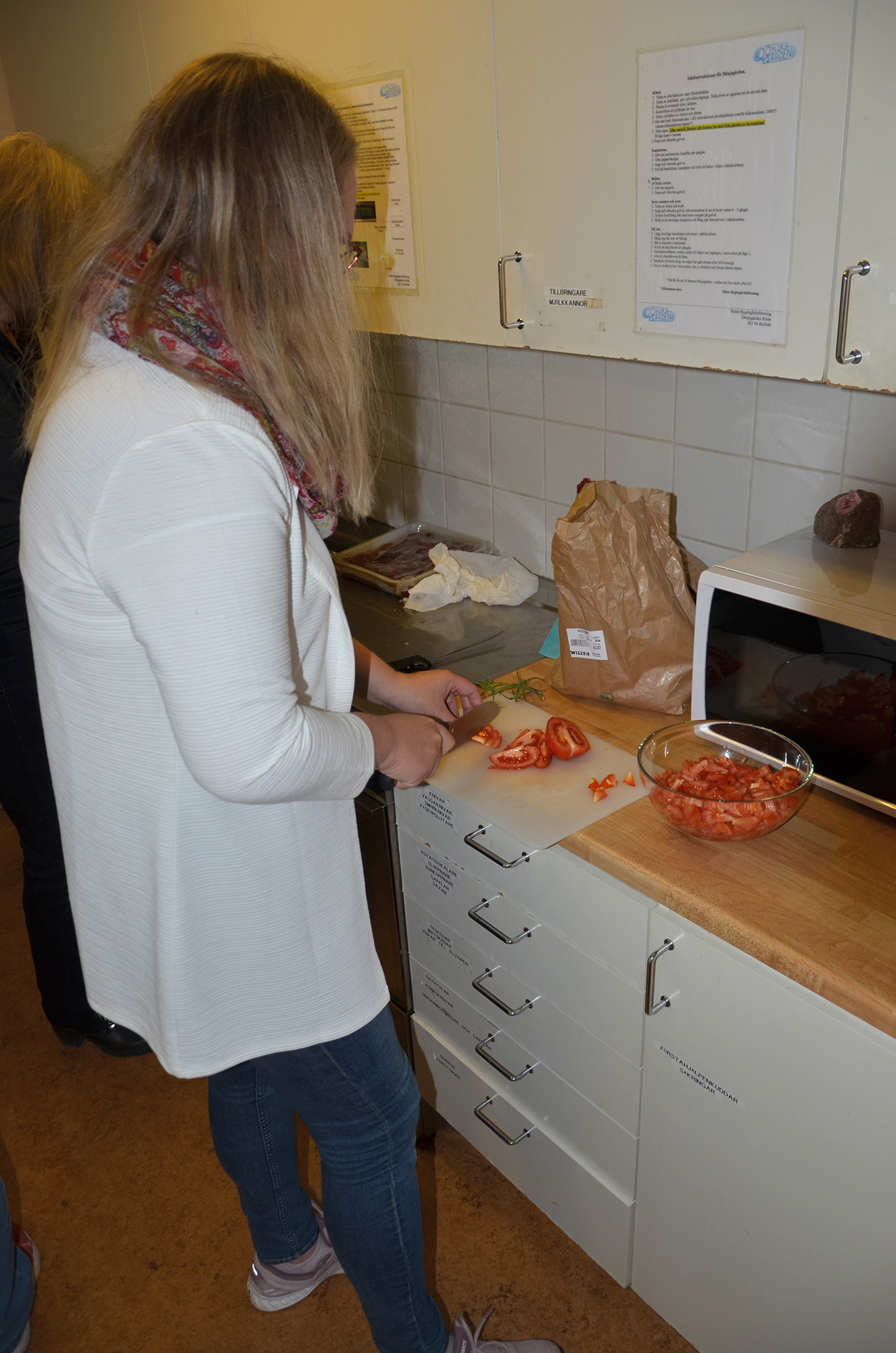 Röste.nu – Röstebilder – Coronaförsenad föreningsstämma med kräftor och surströmming 2021