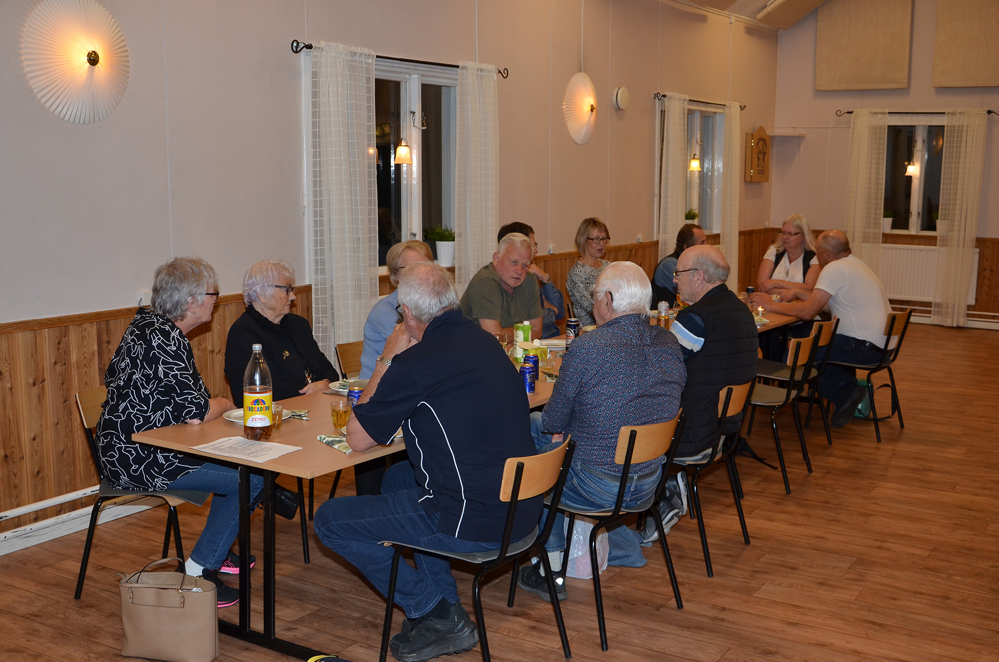 Röste.nu – Röstebilder – Coronaförsenad föreningsstämma med kräftor och surströmming 2021