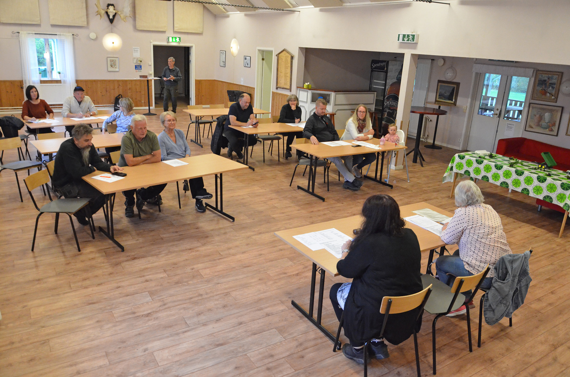 Röste.nu – Röstebilder – Coronaförsenad föreningsstämma med kräftor och surströmming 2021