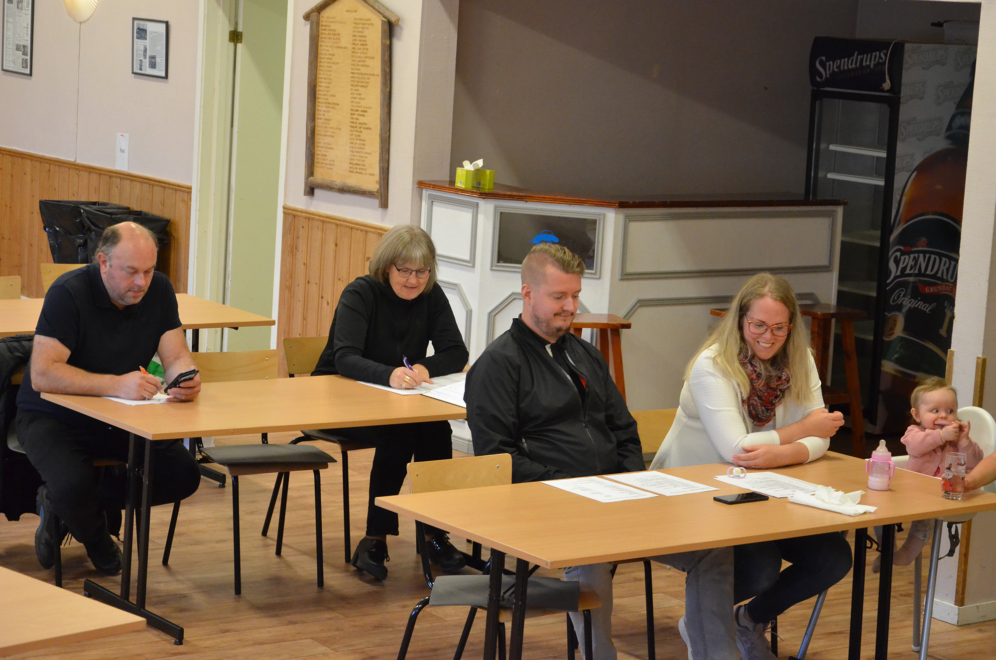 Röste.nu – Röstebilder – Coronaförsenad föreningsstämma med kräftor och surströmming 2021