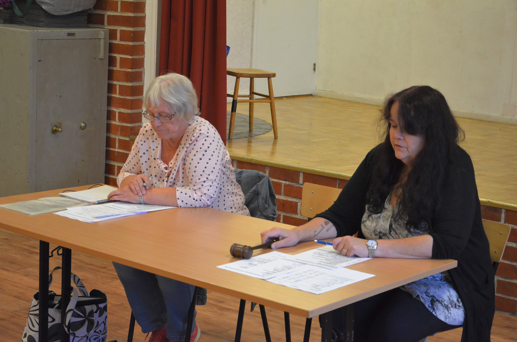 Röste.nu – Röstebilder – Coronaförsenad föreningsstämma med kräftor och surströmming 2021