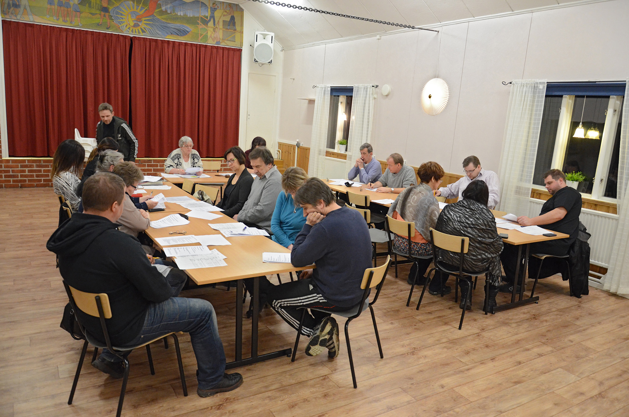 Röste.nu – Röstebilder – Föreningsstämma med thailändsk middag 2014