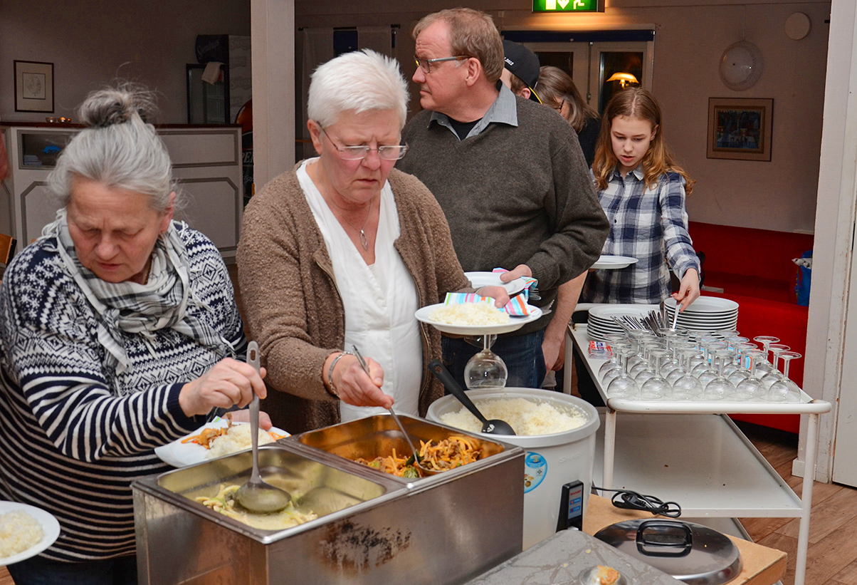 Röste.nu – Röstebilder – Föreningsstämma med thailändsk middag 2016
