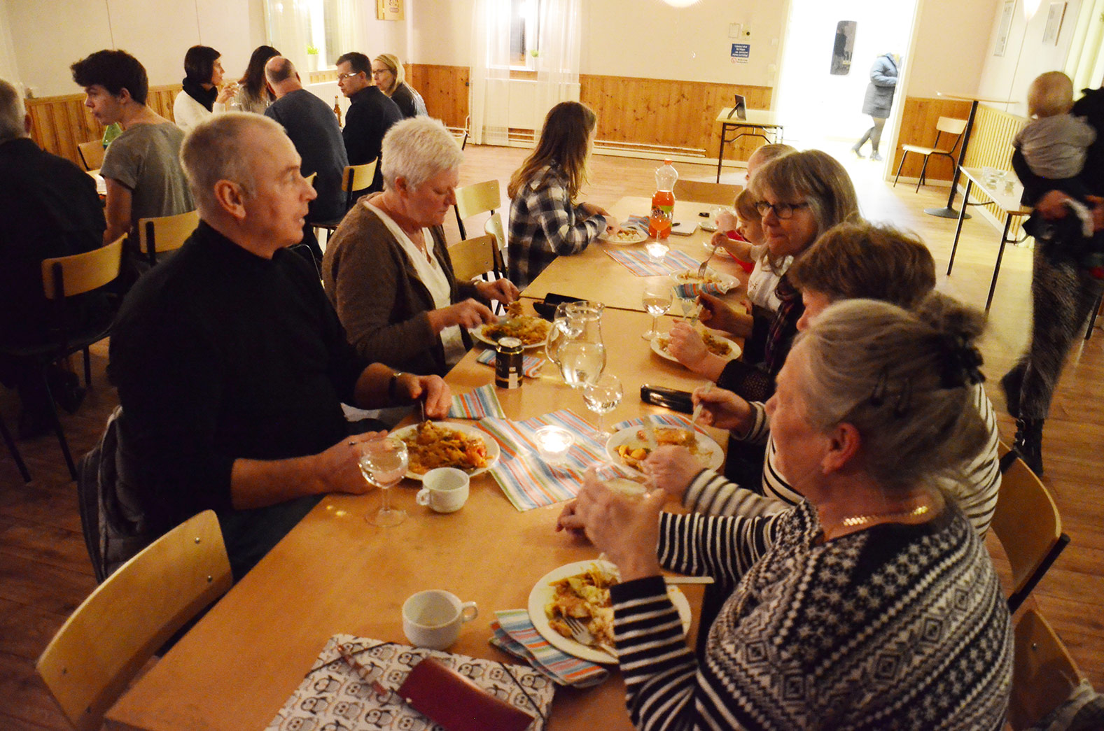 Röste.nu – Röstebilder – Föreningsstämma med thailändsk middag 2016