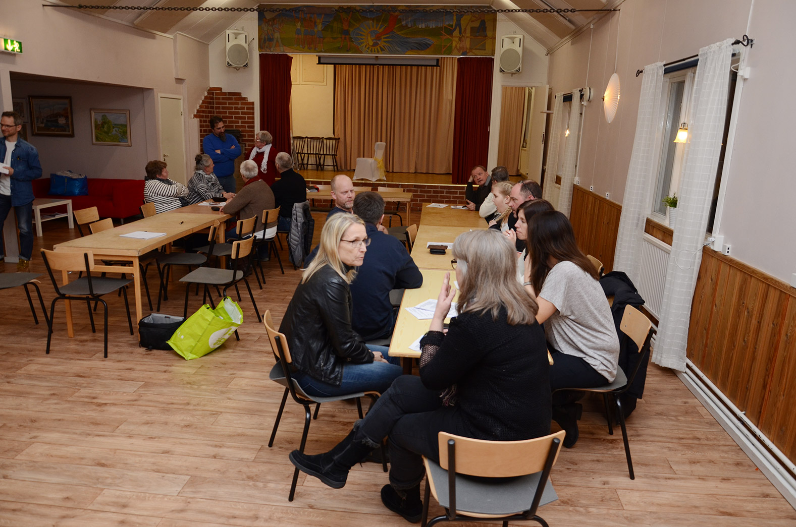 Röste.nu – Röstebilder – Föreningsstämma med thailändsk middag 2016