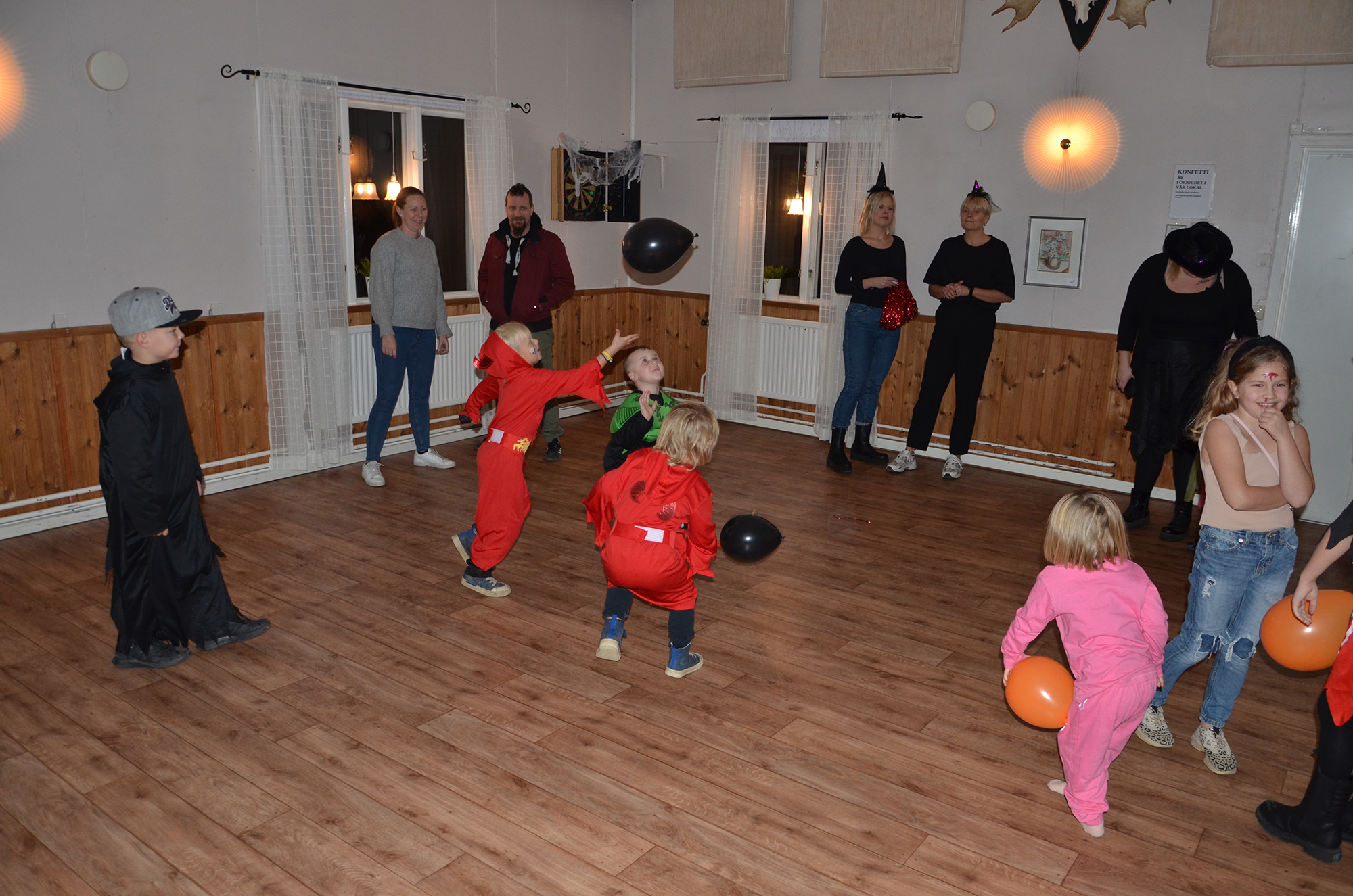 Röste.nu – Röstebilder – Halloweendisco och spökvandring vid Dönjegården 2022