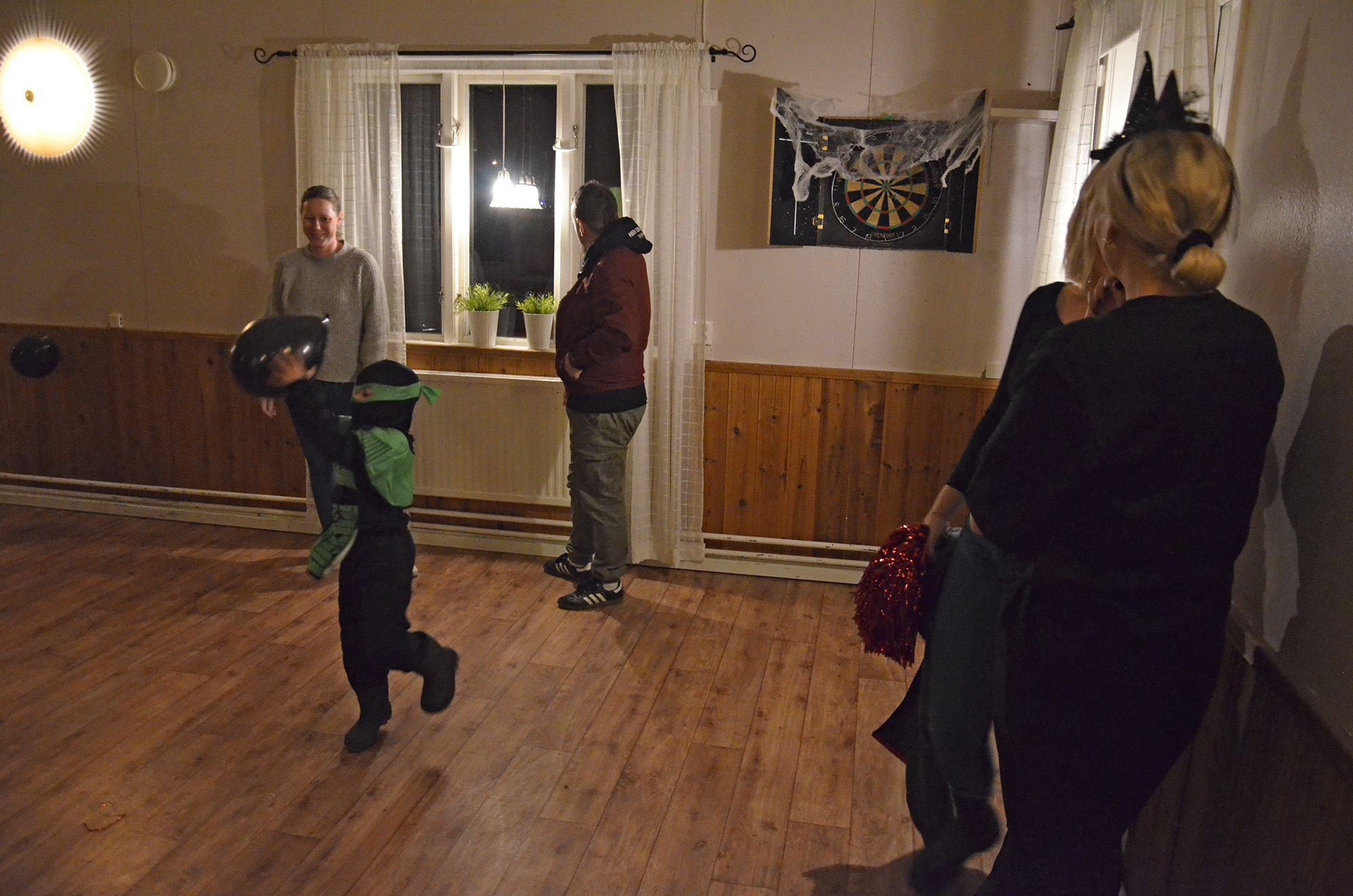 Röste.nu – Röstebilder – Halloweendisco och spökvandring vid Dönjegården 2022