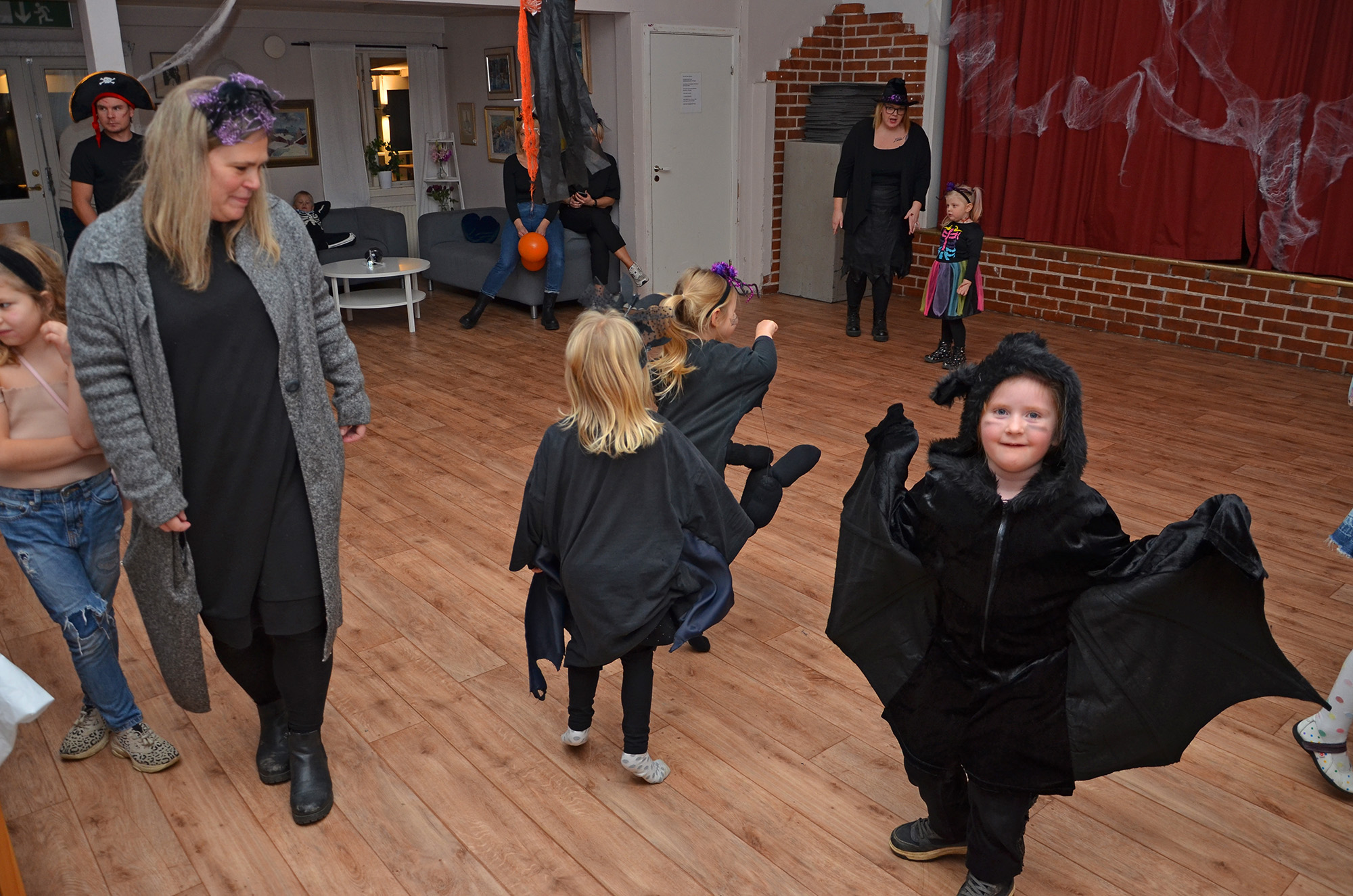 Röste.nu – Röstebilder – Halloweendisco och spökvandring vid Dönjegården 2022