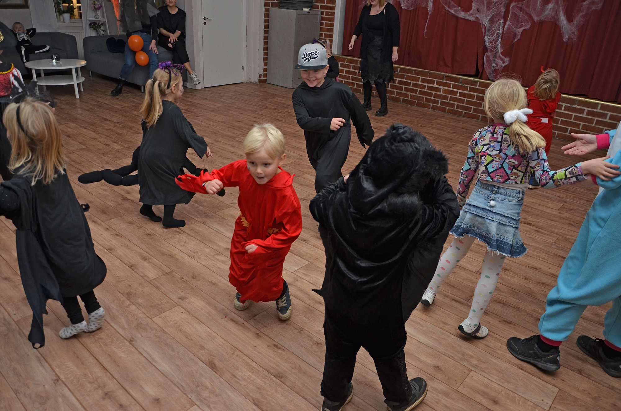 Röste.nu – Röstebilder – Halloweendisco och spökvandring vid Dönjegården 2022