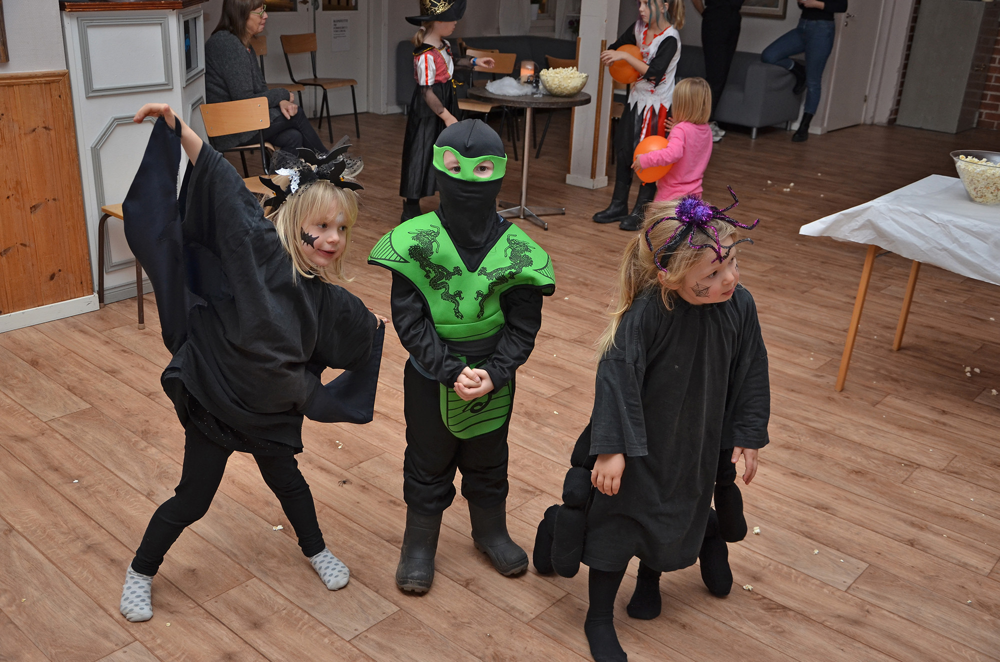Röste.nu – Röstebilder – Halloweendisco och spökvandring vid Dönjegården 2022