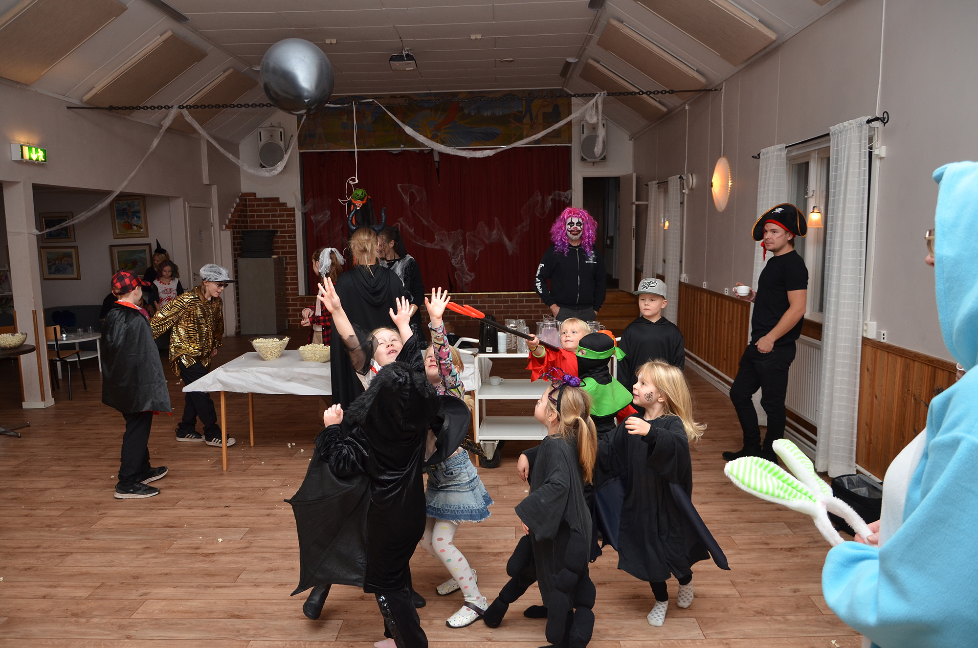 Röste.nu – Röstebilder – Halloweendisco och spökvandring vid Dönjegården 2022