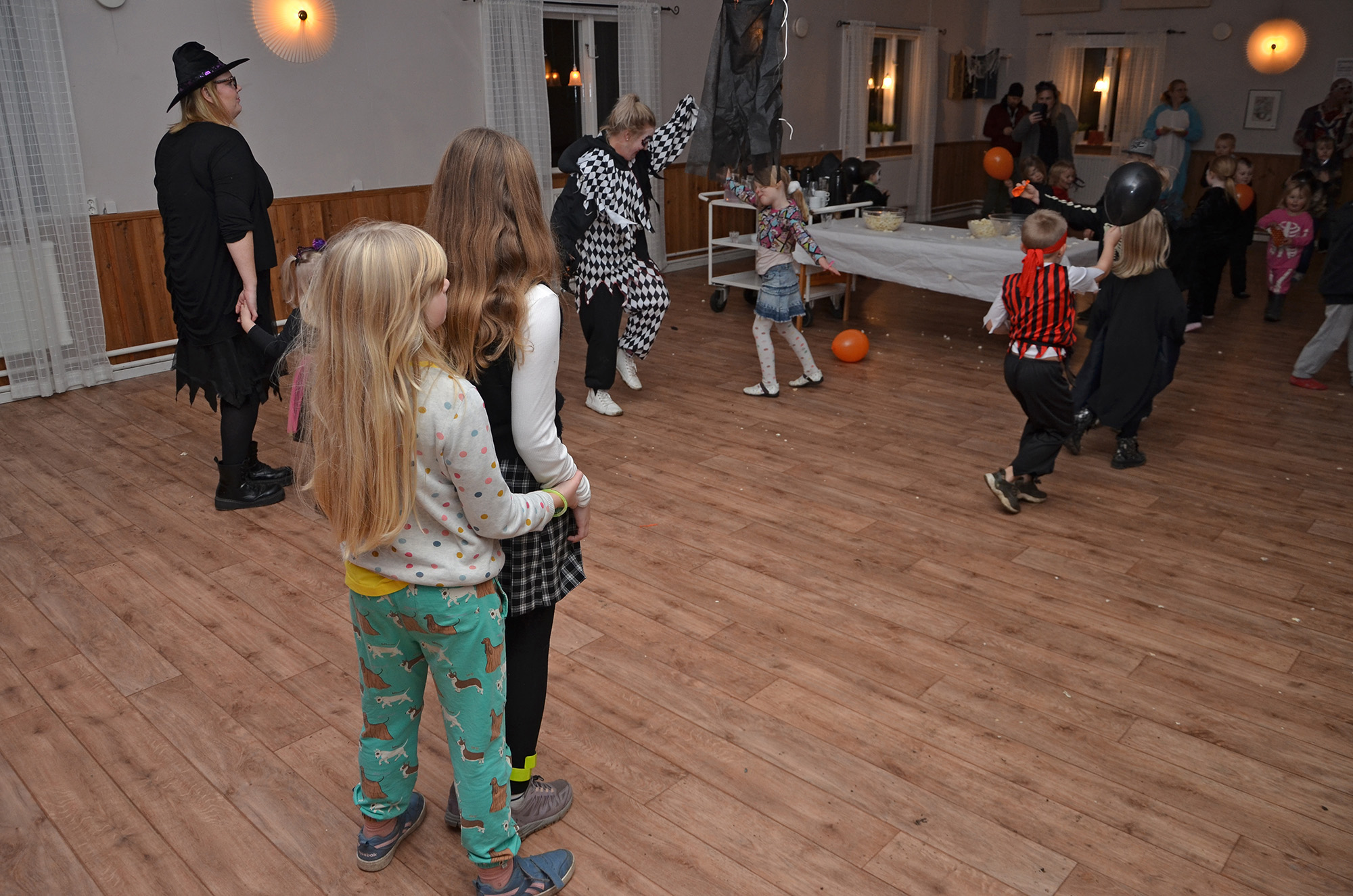 Röste.nu – Röstebilder – Halloweendisco och spökvandring vid Dönjegården 2022