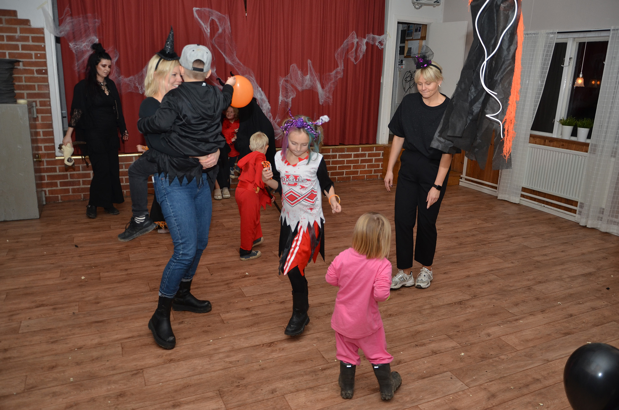 Röste.nu – Röstebilder – Halloweendisco och spökvandring vid Dönjegården 2022