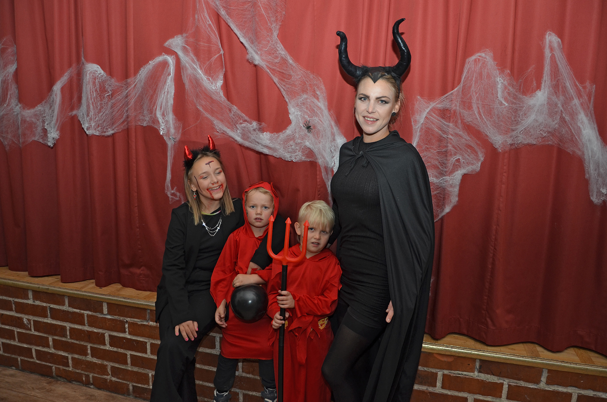 Röste.nu – Röstebilder – Halloweendisco och spökvandring vid Dönjegården 2022