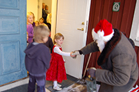 Röste.nu – Röstebilder – Julgransplundring i Dönjegården 2010