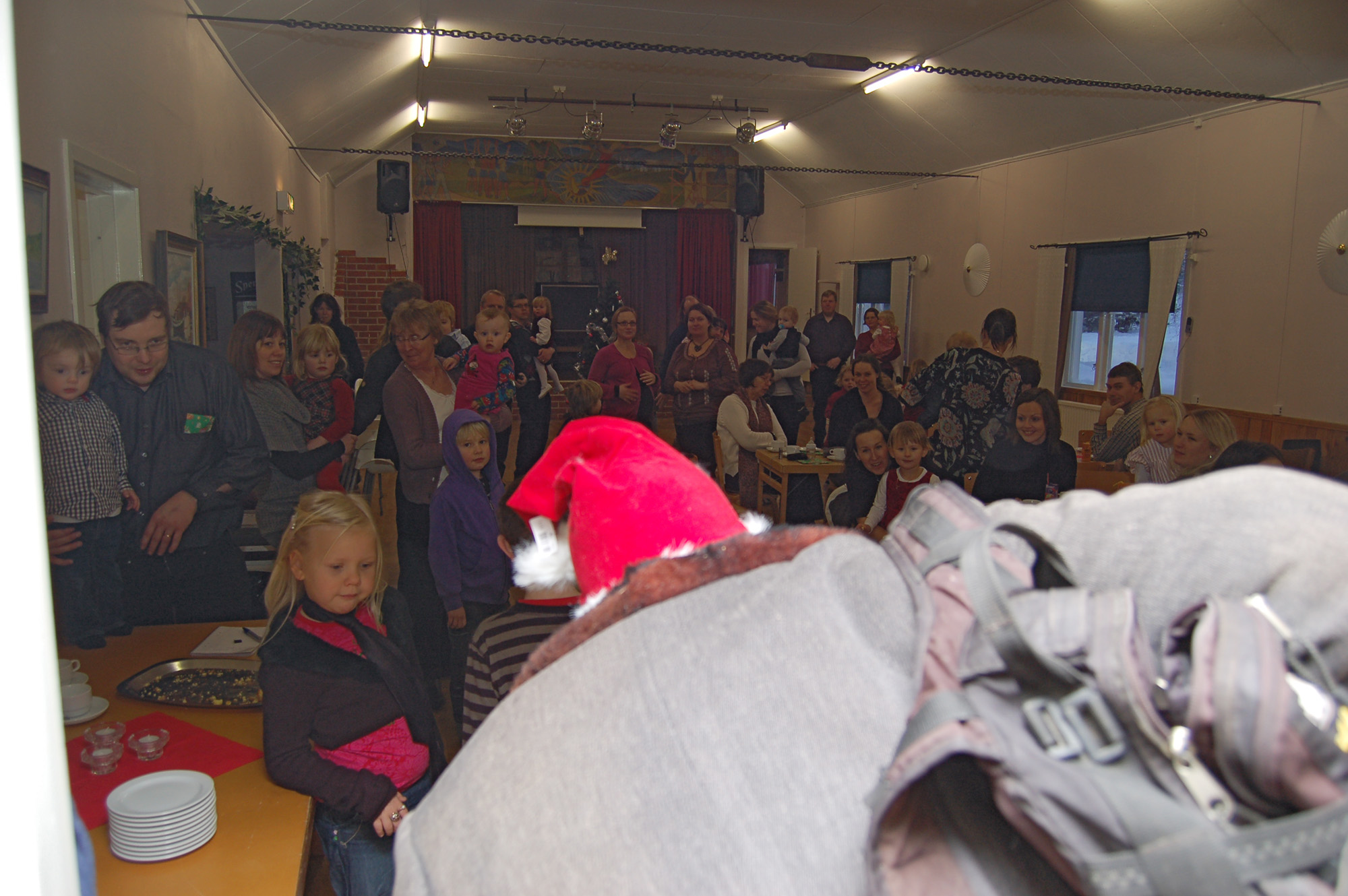 Röste.nu – Röstebilder – Julgransplundring i Dönjegården 2010