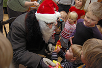 Röste.nu – Röstebilder – Julgransplundring i Dönjegården 2010