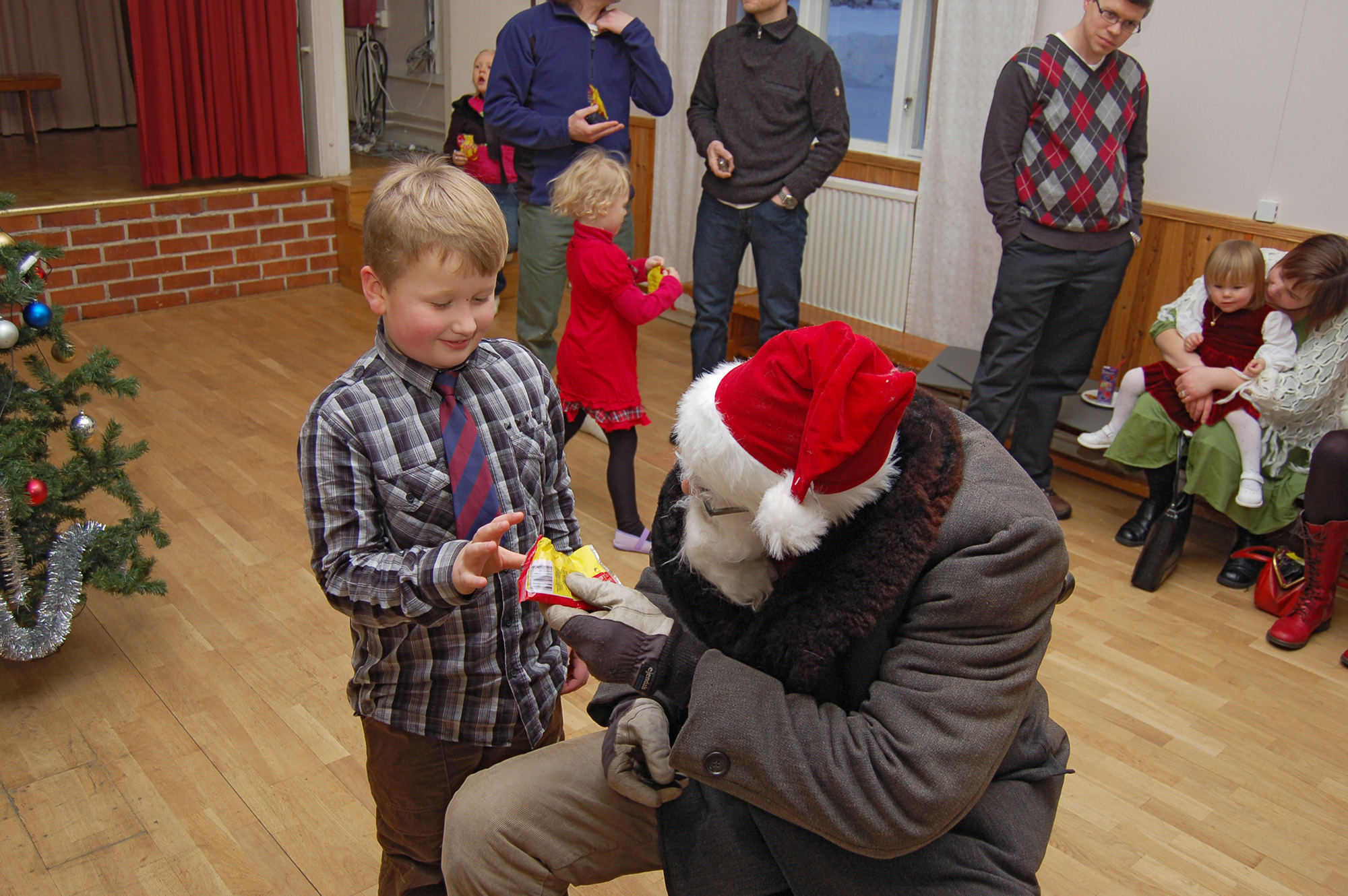 Röste.nu – Röstebilder – Julgransplundring i Dönjegården 2010