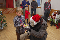 Röste.nu – Röstebilder – Julgransplundring i Dönjegården 2010