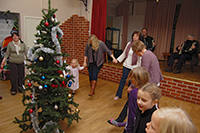 Röste.nu – Röstebilder – Julgransplundring i Dönjegården 2010