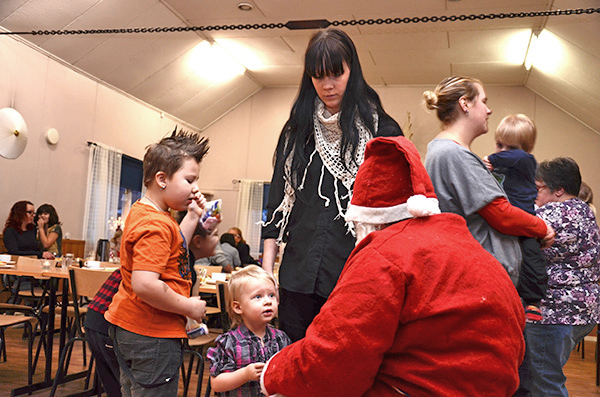 Röste.nu – Röstebilder – Julgransplundring i Dönjegården 2014