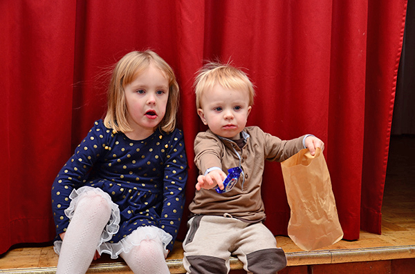 Röste.nu – Röstebilder – Julgransplundring i Dönjegården 2015