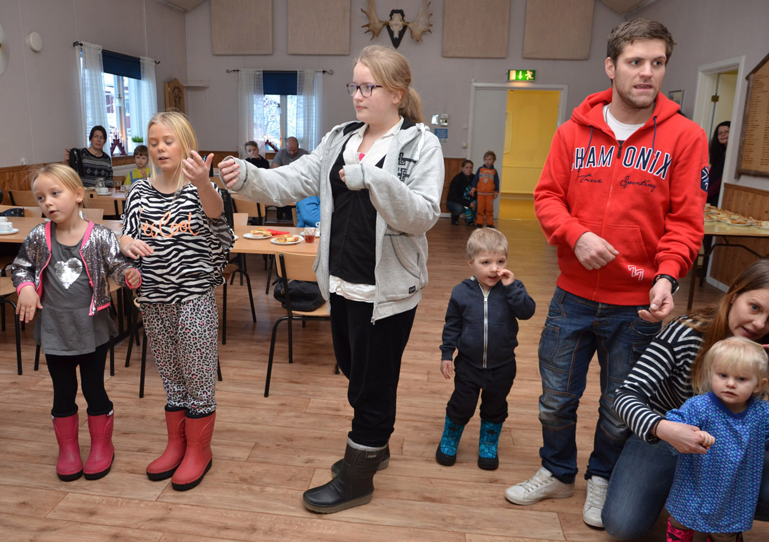 Röste.nu – Röstebilder – Julgransplundring i Dönjegården 2017