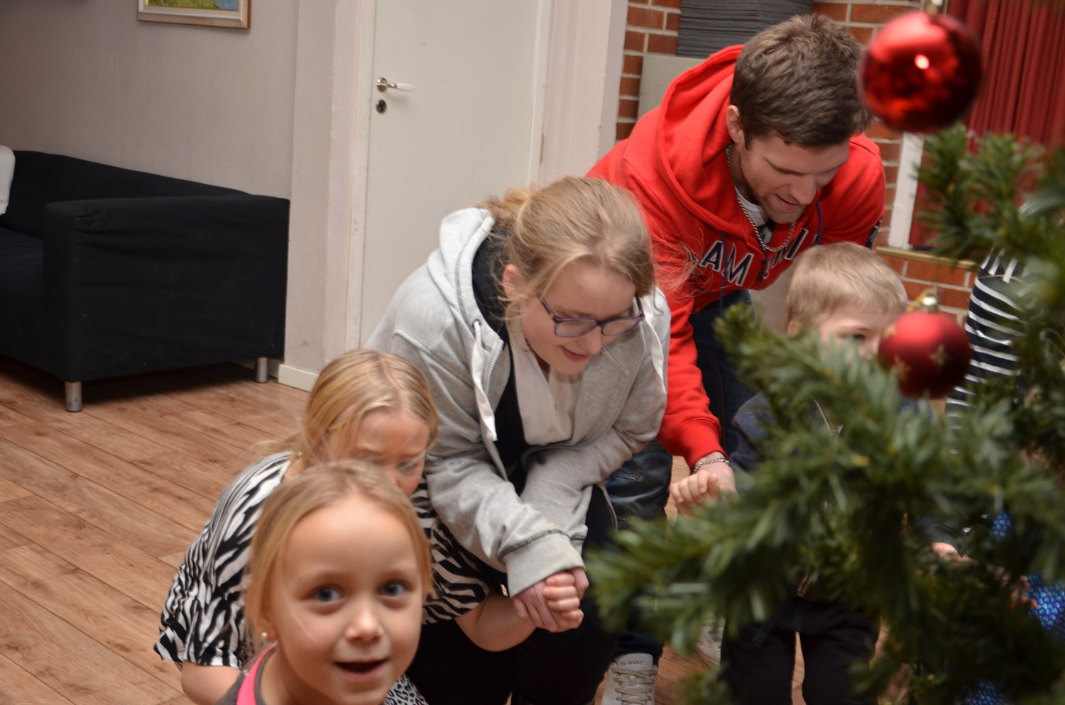 Röste.nu – Röstebilder – Julgransplundring i Dönjegården 2017