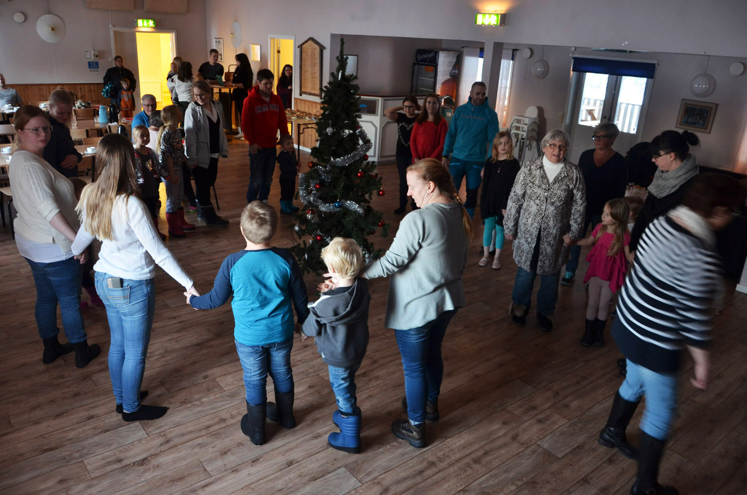 Röste.nu – Röstebilder – Julgransplundring i Dönjegården 2017