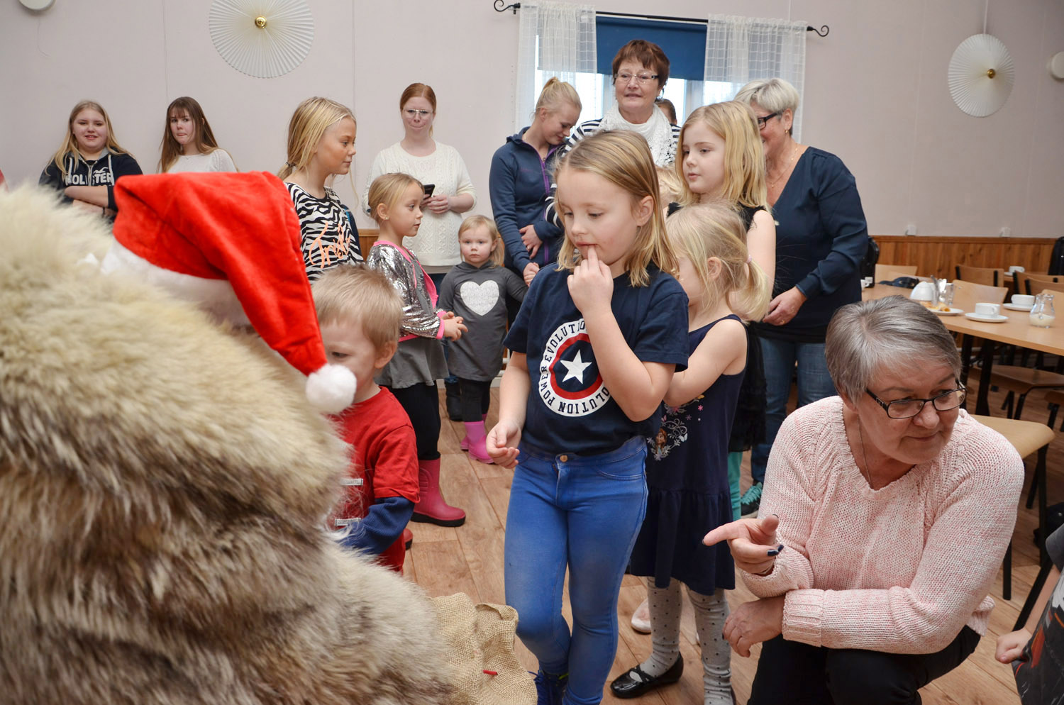 Röste.nu – Röstebilder – Julgransplundring i Dönjegården 2017