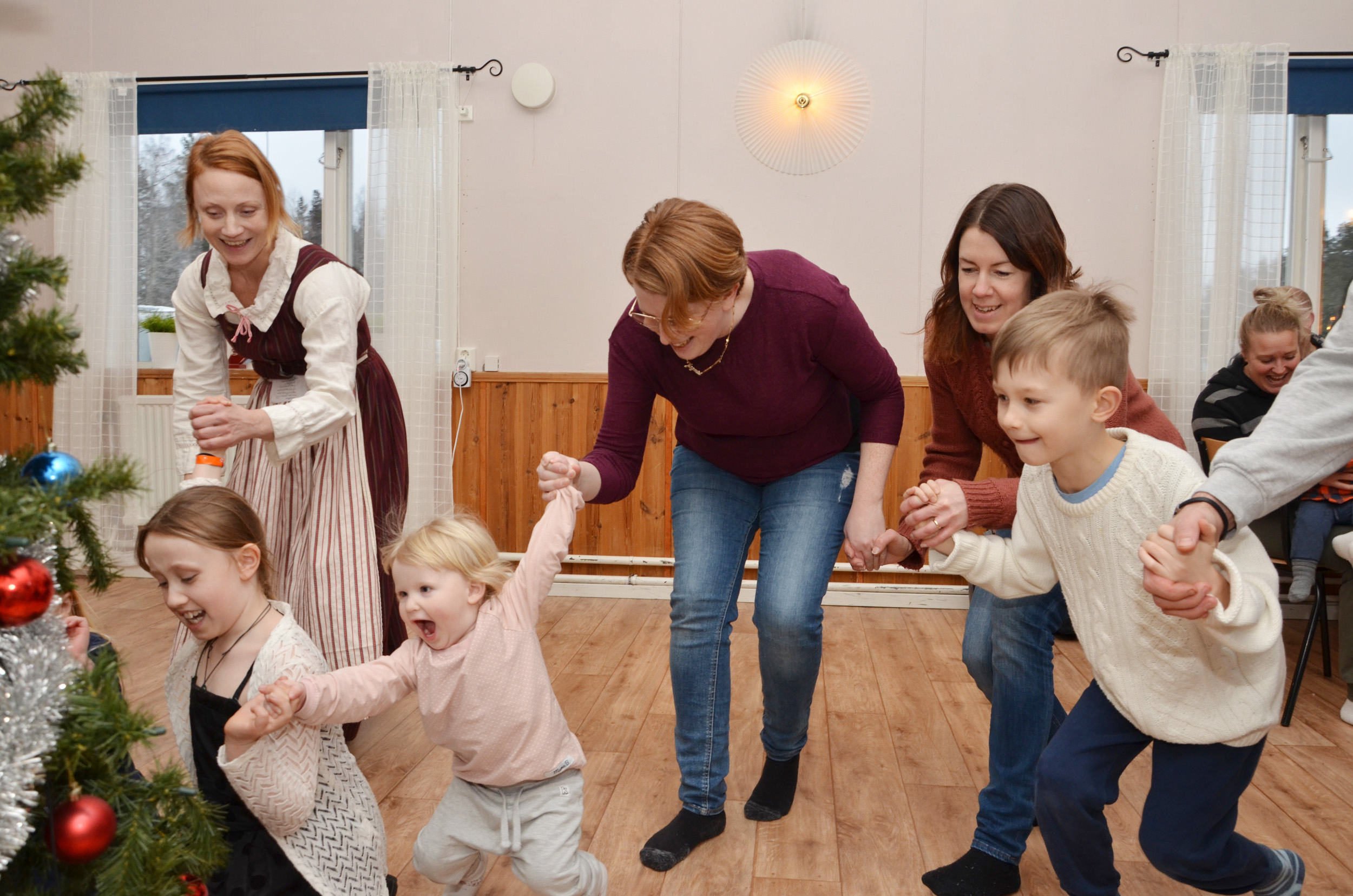 Röste.nu – Röstebilder – Julgransplundring i Dönjegården 2018