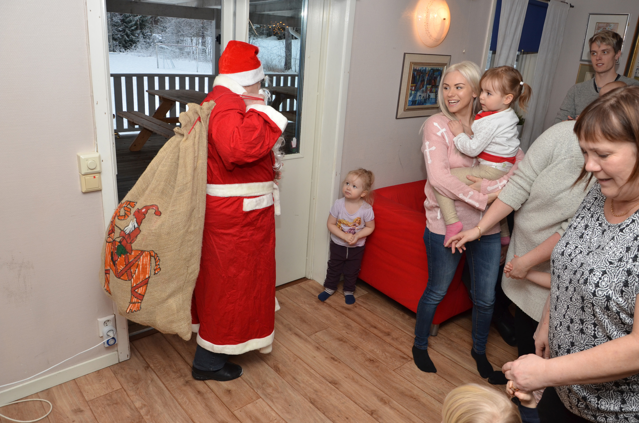 Röste.nu – Röstebilder – Julgransplundring i Dönjegården 2018